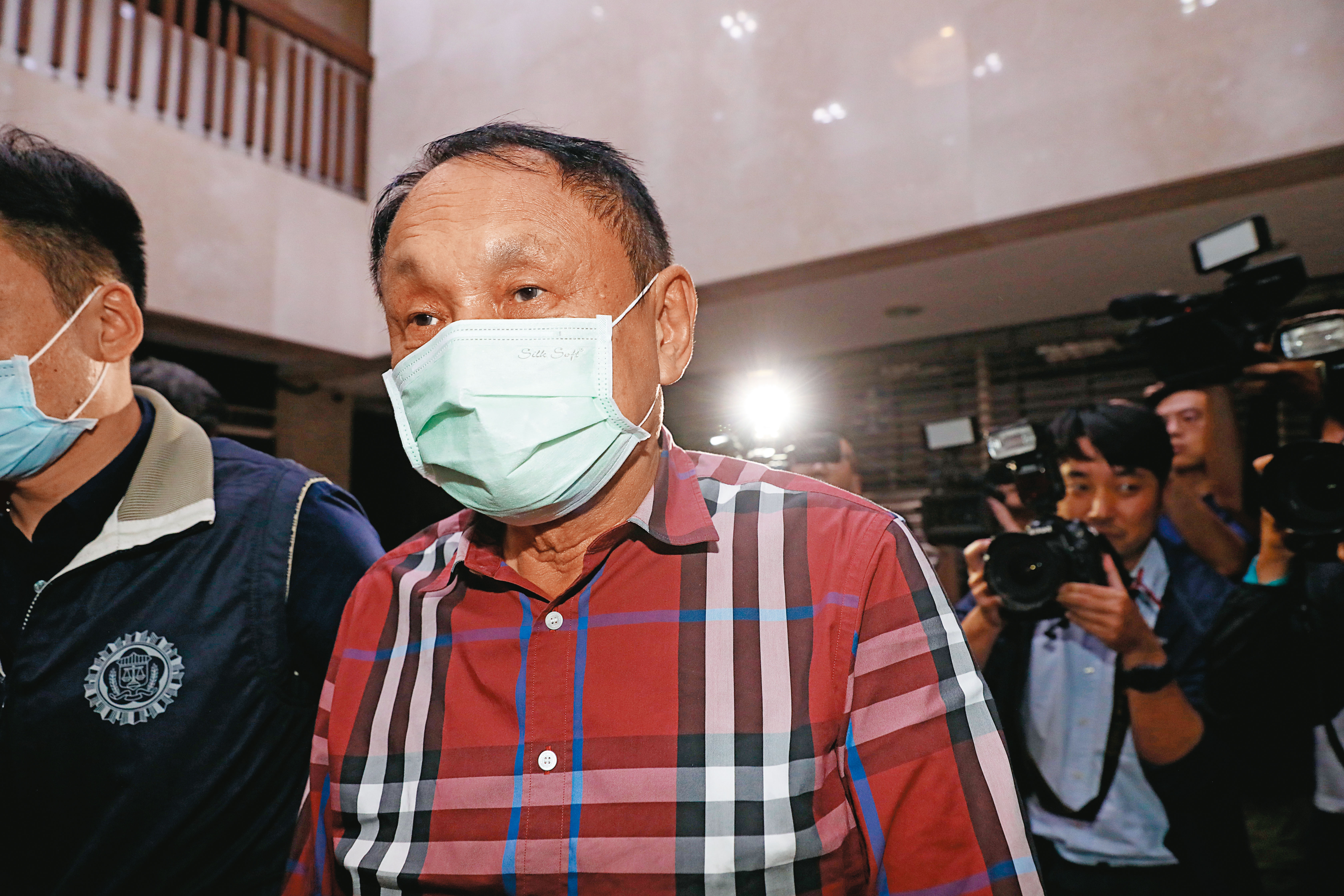 台北地檢偵辦康友-KY掏空案，查出吳光訓曾利用兒女名義，大量買賣康友權證，恐有炒股之嫌。