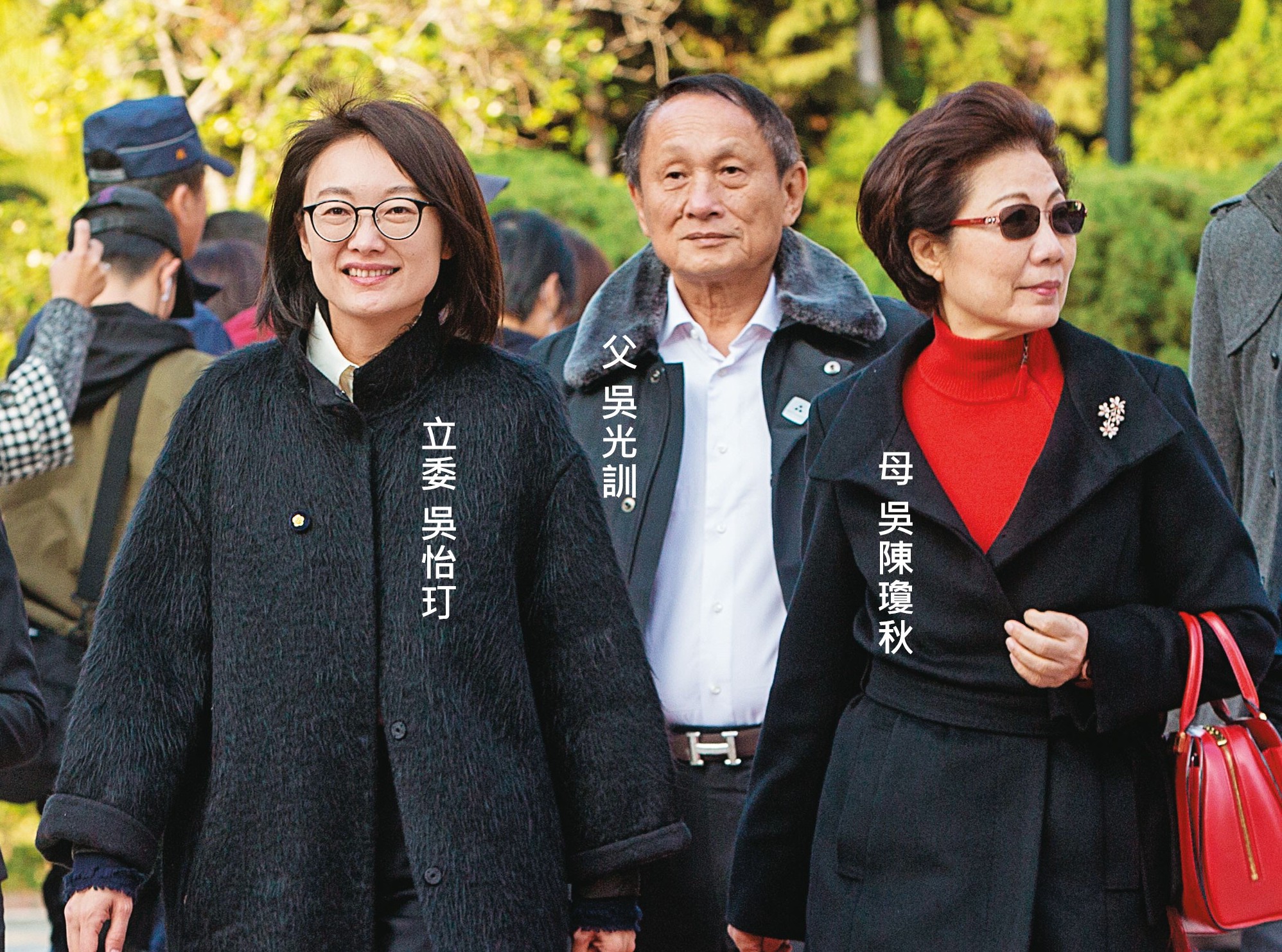 在今年8月康友暫停交易前，吳怡玎已早一步出脫376張持股，賣股時機精準，被列為下波調查對象。圖為今年2月，父母陪同她出席第十屆立委報到日。