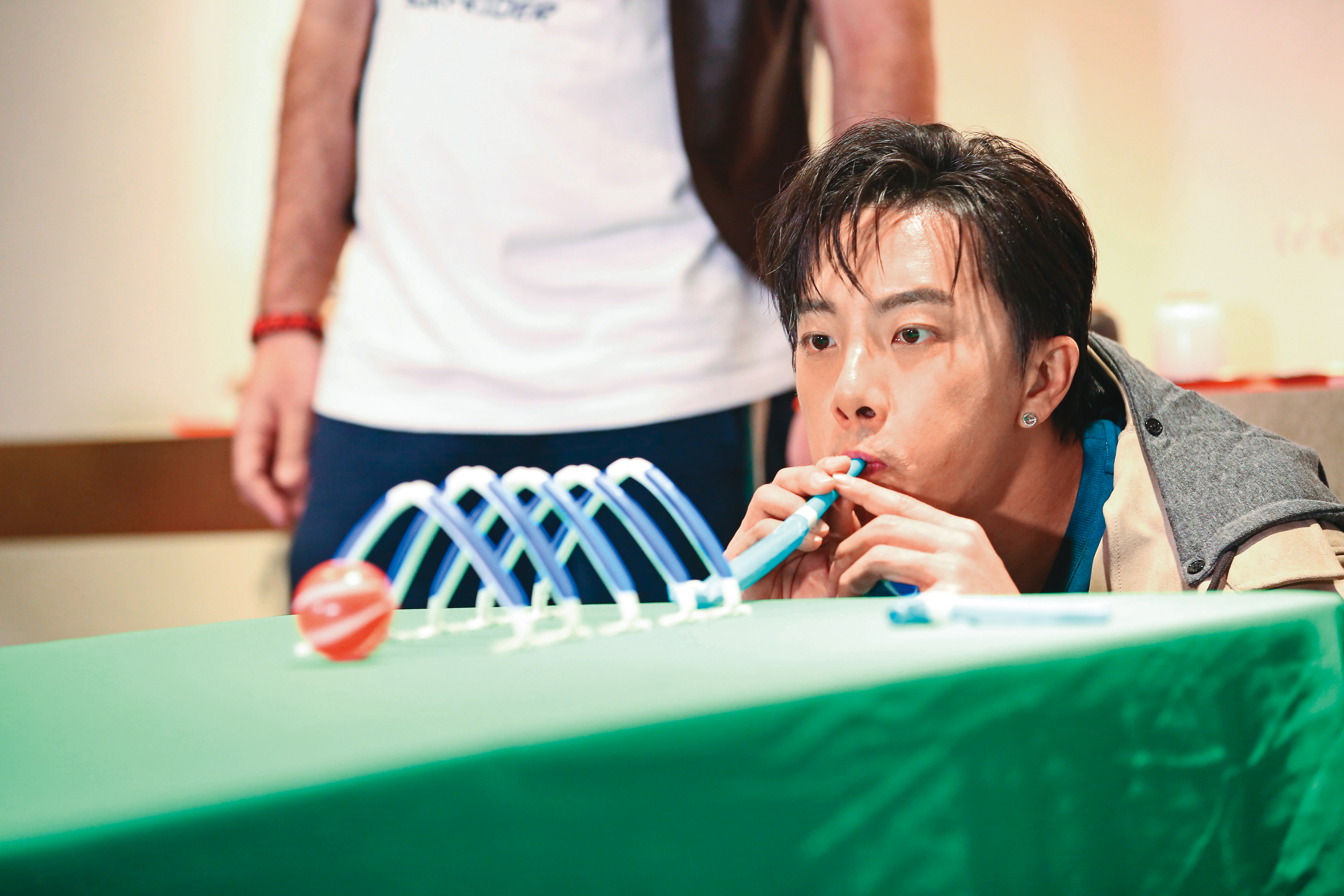 坤達玩遊戲比誰會吹，一吹球就進洞，替柯佳嬿感到開心。（開心什麼呢？）