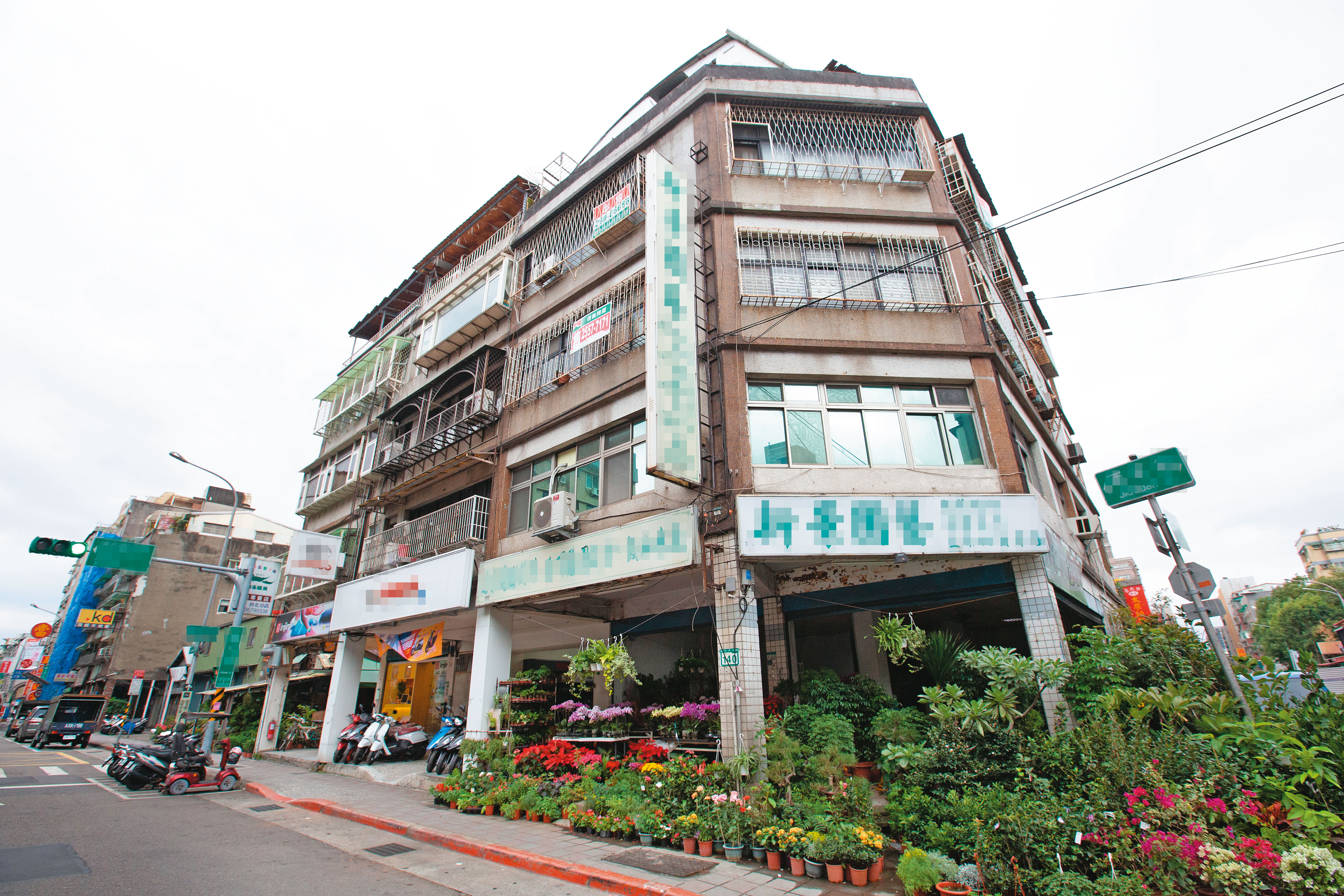 康友爆出掏空案後,董事長黃文烈在8月初失聯,他原本住在大同區一處老宅。