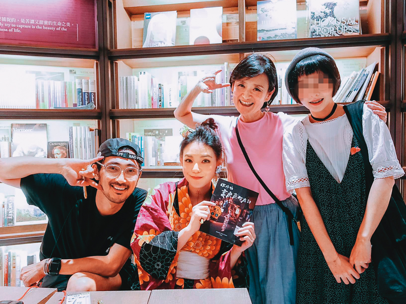去年夏天情還濃時，歐陽靖曾偕老公RK為自己新書露面宣傳，看來一家和樂。（翻攝自歐陽靖・裏東京生存記臉書）