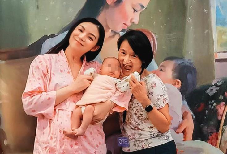 歐陽靖能熬過新手、偽單親媽媽的辛苦日子,母親譚艾珍幫忙很大。(翻攝自歐陽靖・裏東京生存記臉書)