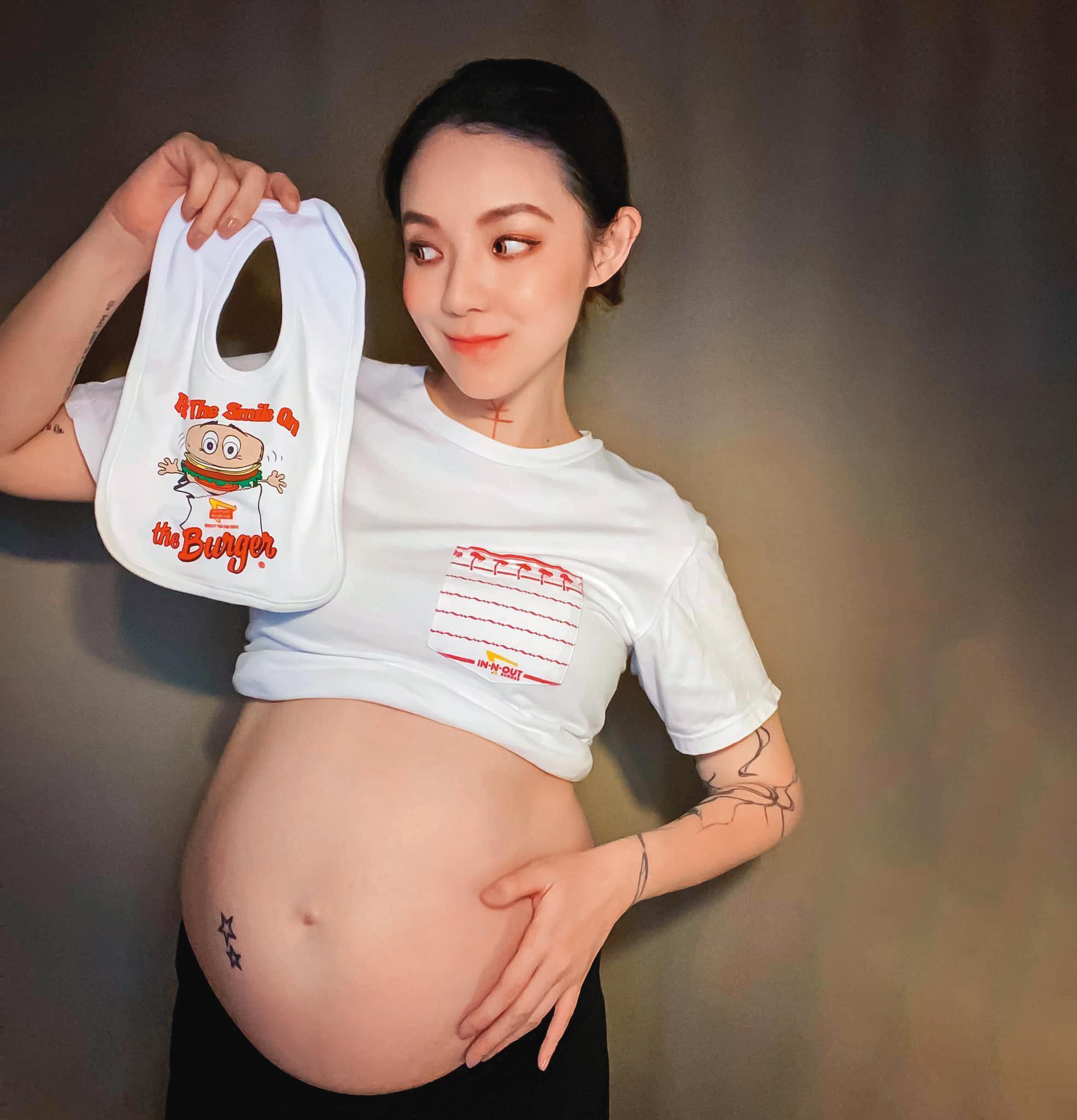 歐陽靖大肚子的模樣,連老公都沒看過;如今都已卸貨,父子也沒曾實際相見。(翻攝自歐陽靖・裏東京生存記臉書)