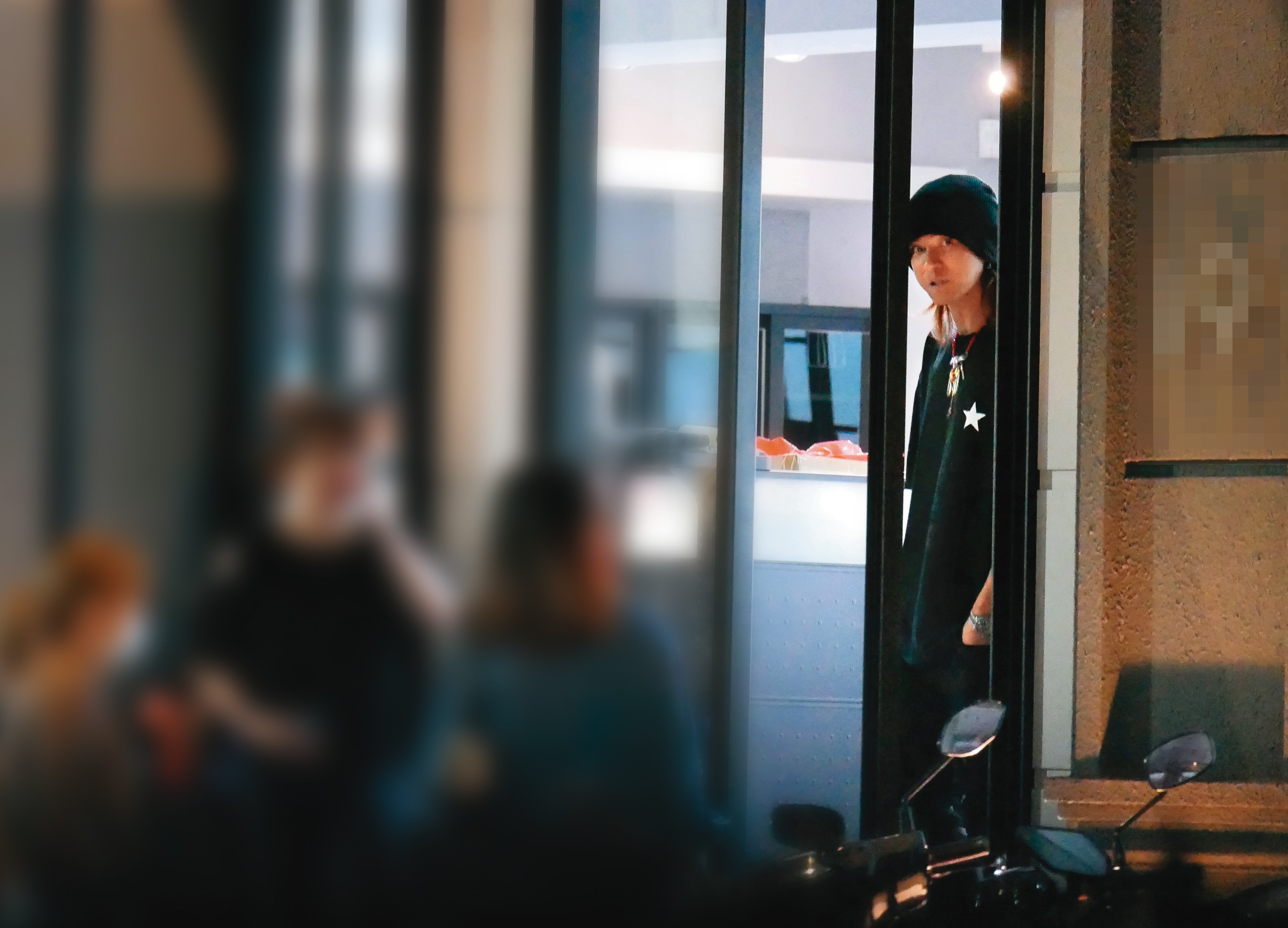 11月11日18：19，面對本刊直接登門拜訪，小豬毫不猶豫、走出門外聊天。