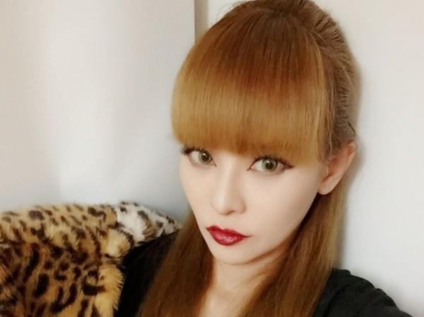 41歲女星丁小芹因賣假包遭判刑2年6月,今上午10點到新北地檢署報到。(翻攝自丁小芹微博)