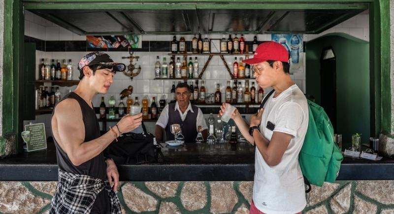 李帝勳（左）去年和柳俊烈一起到海外旅行錄製實境節目《Traveler》，一張露手臂花絮照在網路上引起暴動。（翻攝自JTBC）