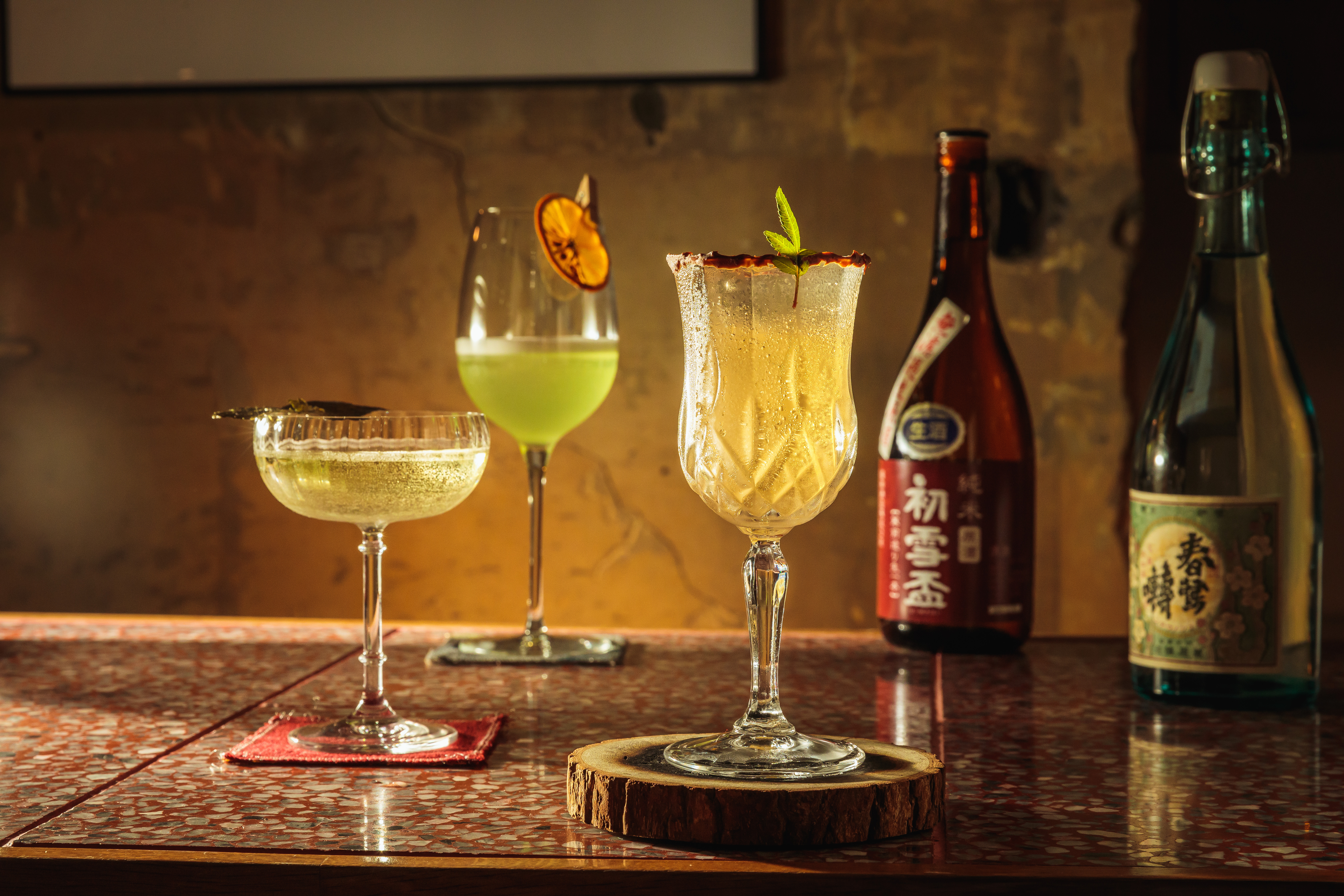 「丘香sake bar」的清酒調酒特色鮮明，值得坐上吧台與主理人聊一聊。