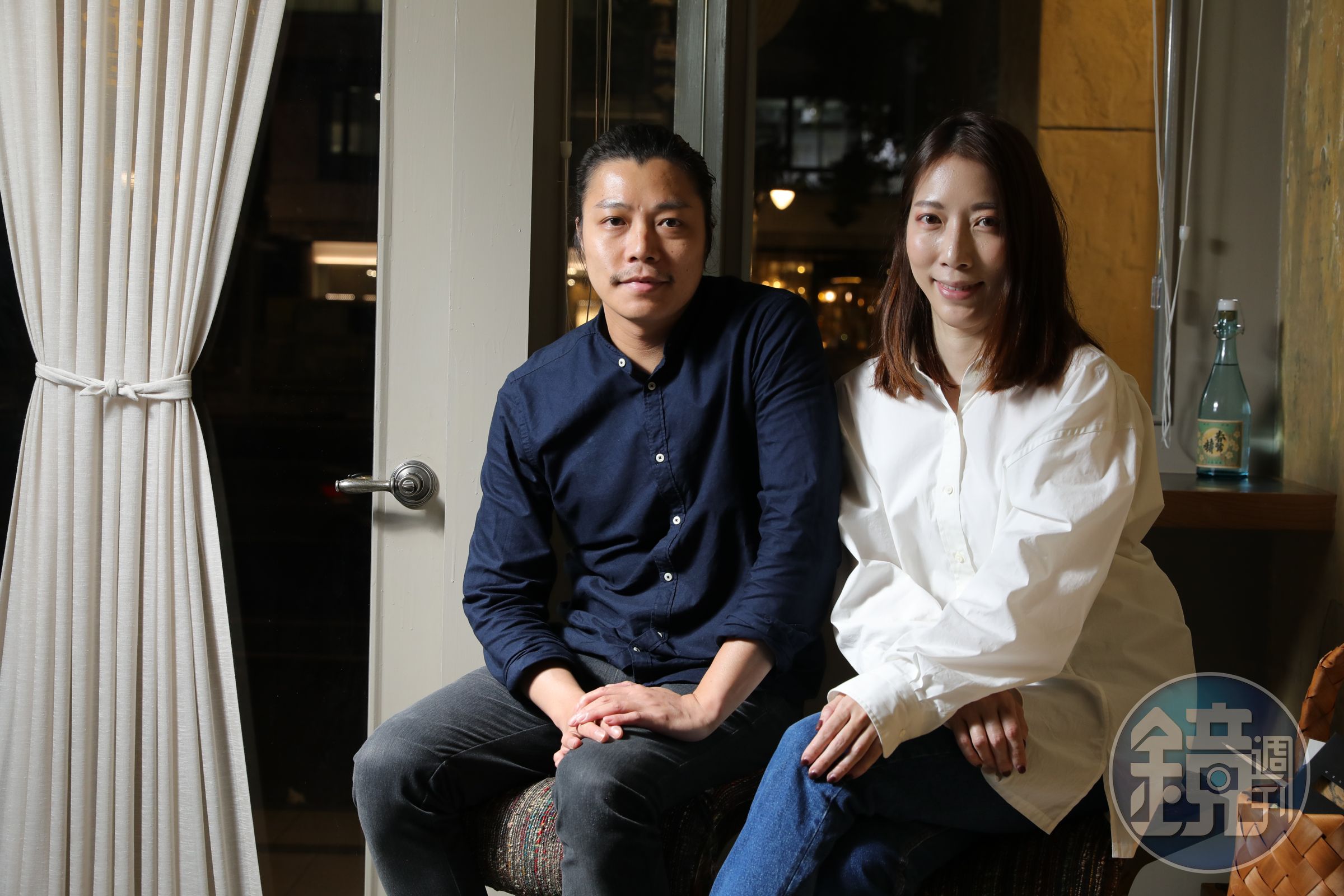 主理人邱鈞煥（左）、林孟璇（右）喜歡有特色、有記憶點的酒款，會親自試飲挑選所有清酒。