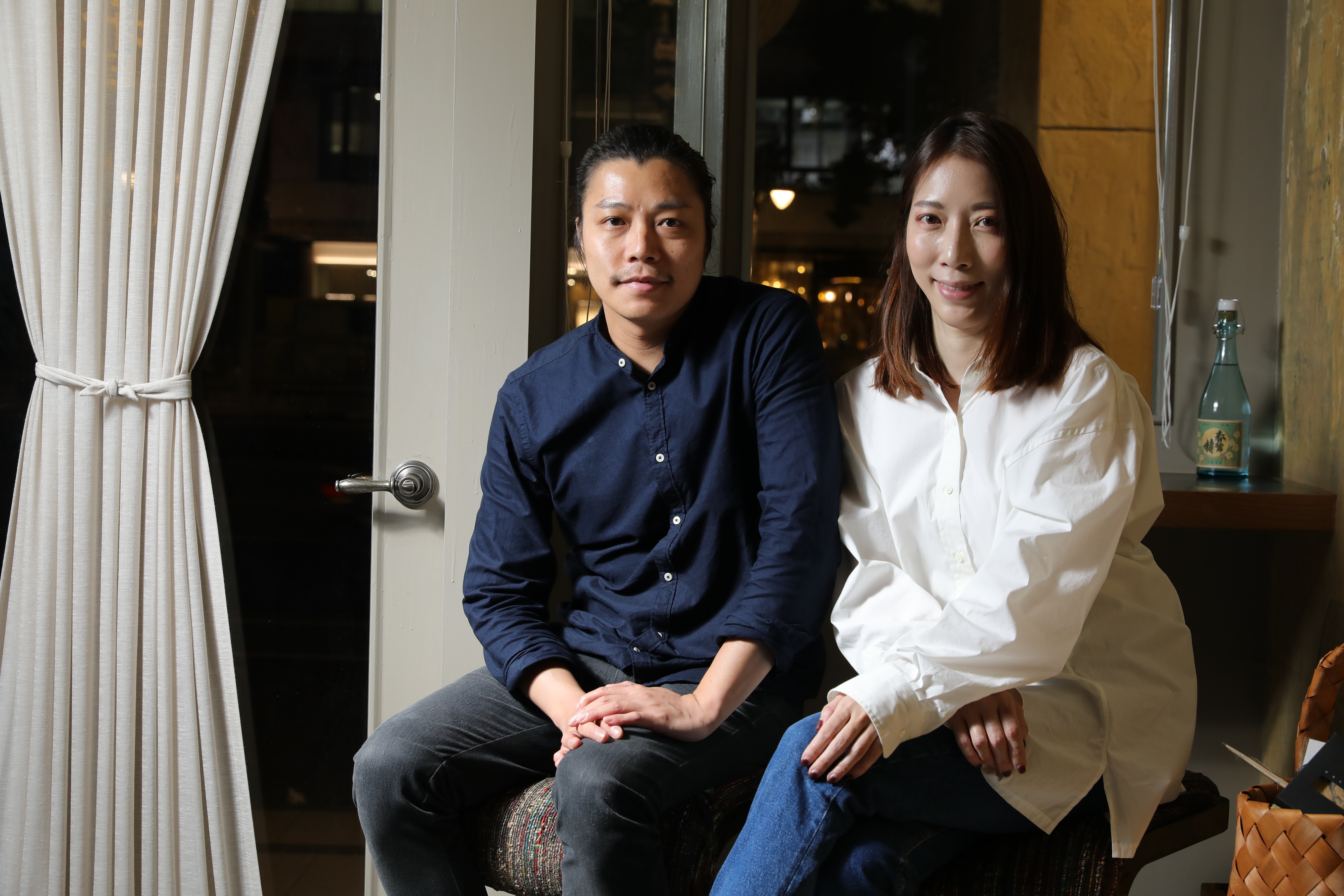 主理人邱鈞煥（左）、林孟璇（右）喜歡有特色、有記憶點的酒款，會親自試飲挑選所有清酒。