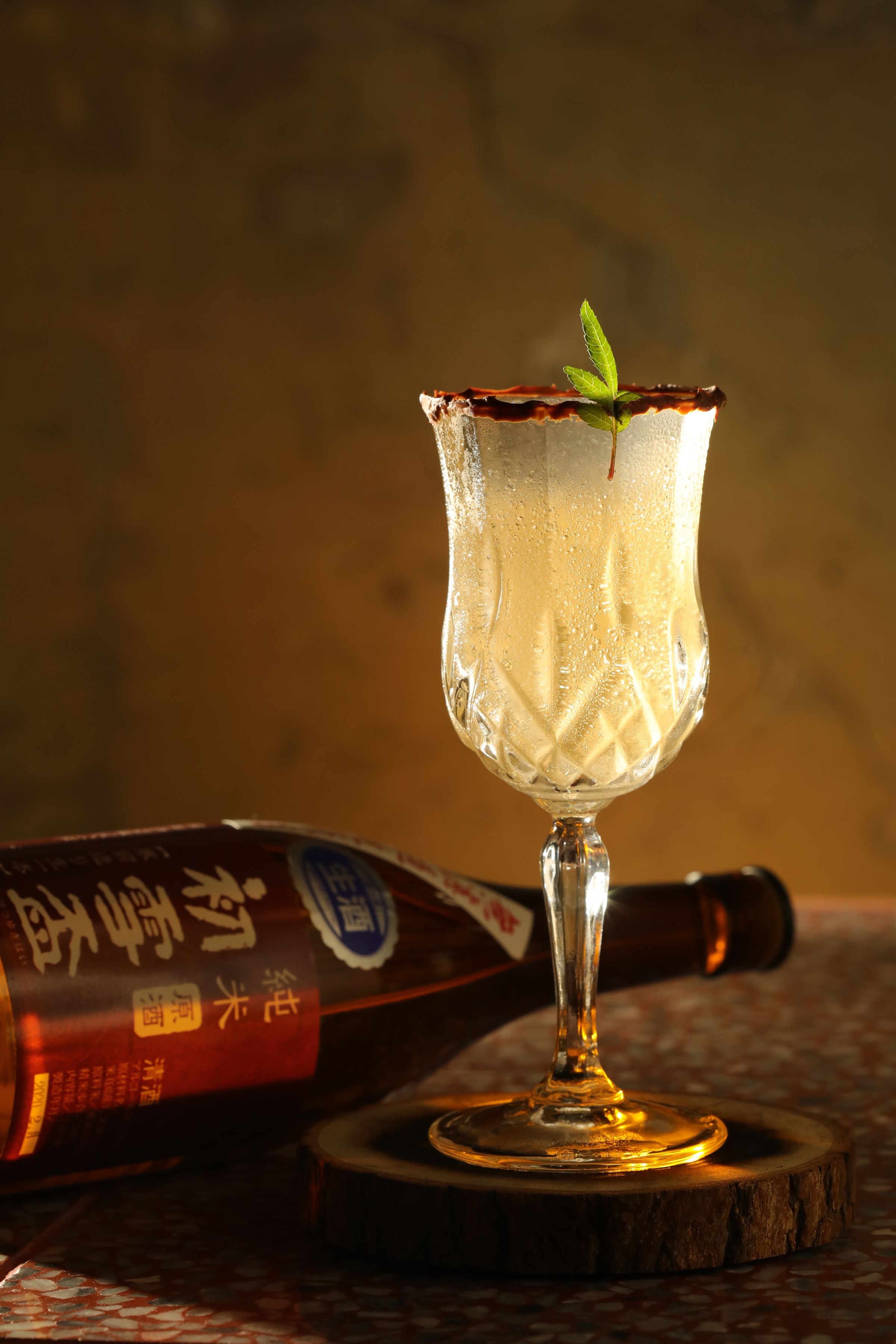 清酒調酒「夏香」在酸甜調性中，以杯緣的牛奶巧克力賦予油脂感。（420元／杯）