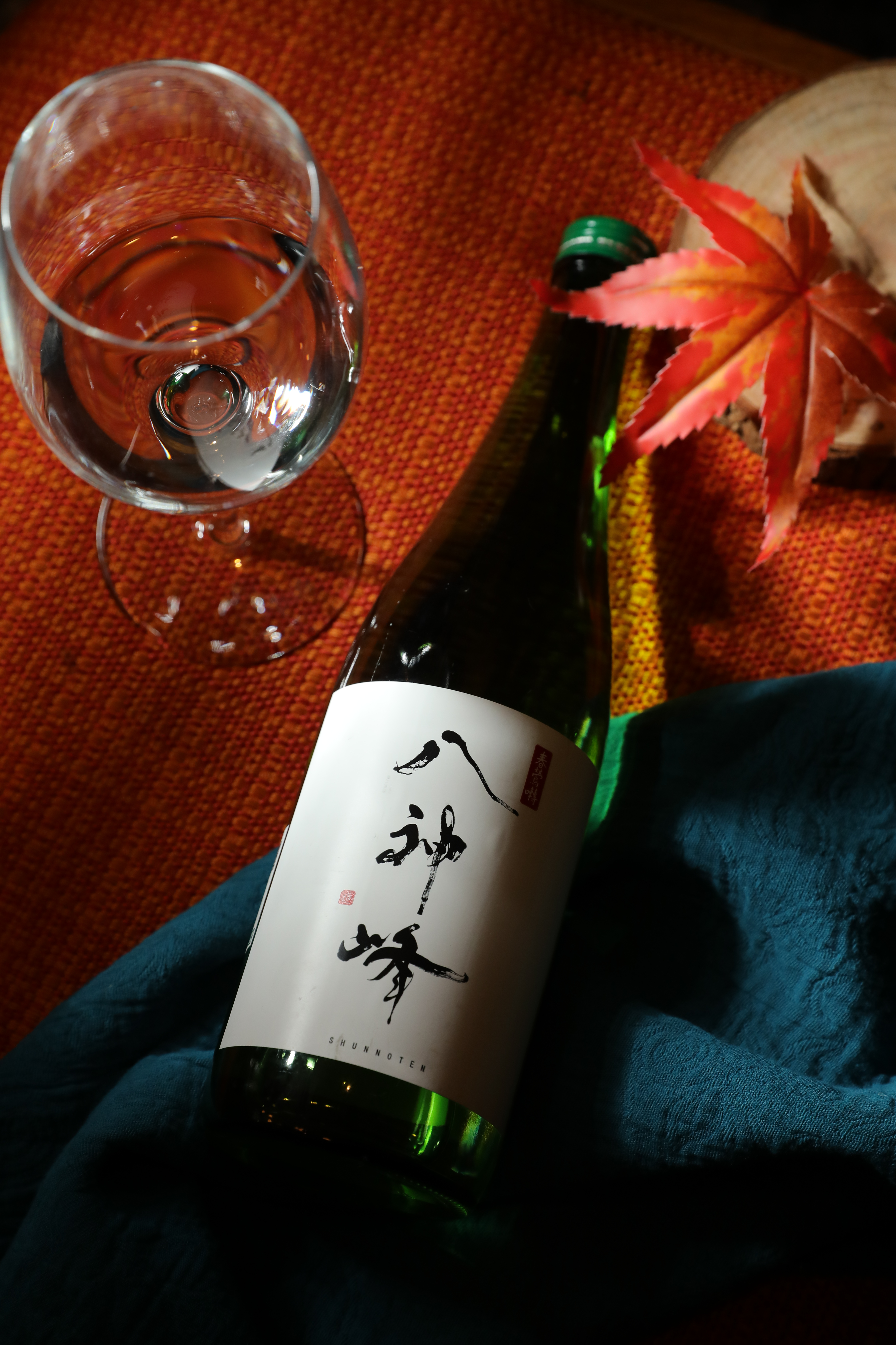 當「八神峰 純米清酒」的酒液溫度再升高一點時，會引出些微柑橘清香。（350元／杯，1,800元／瓶）