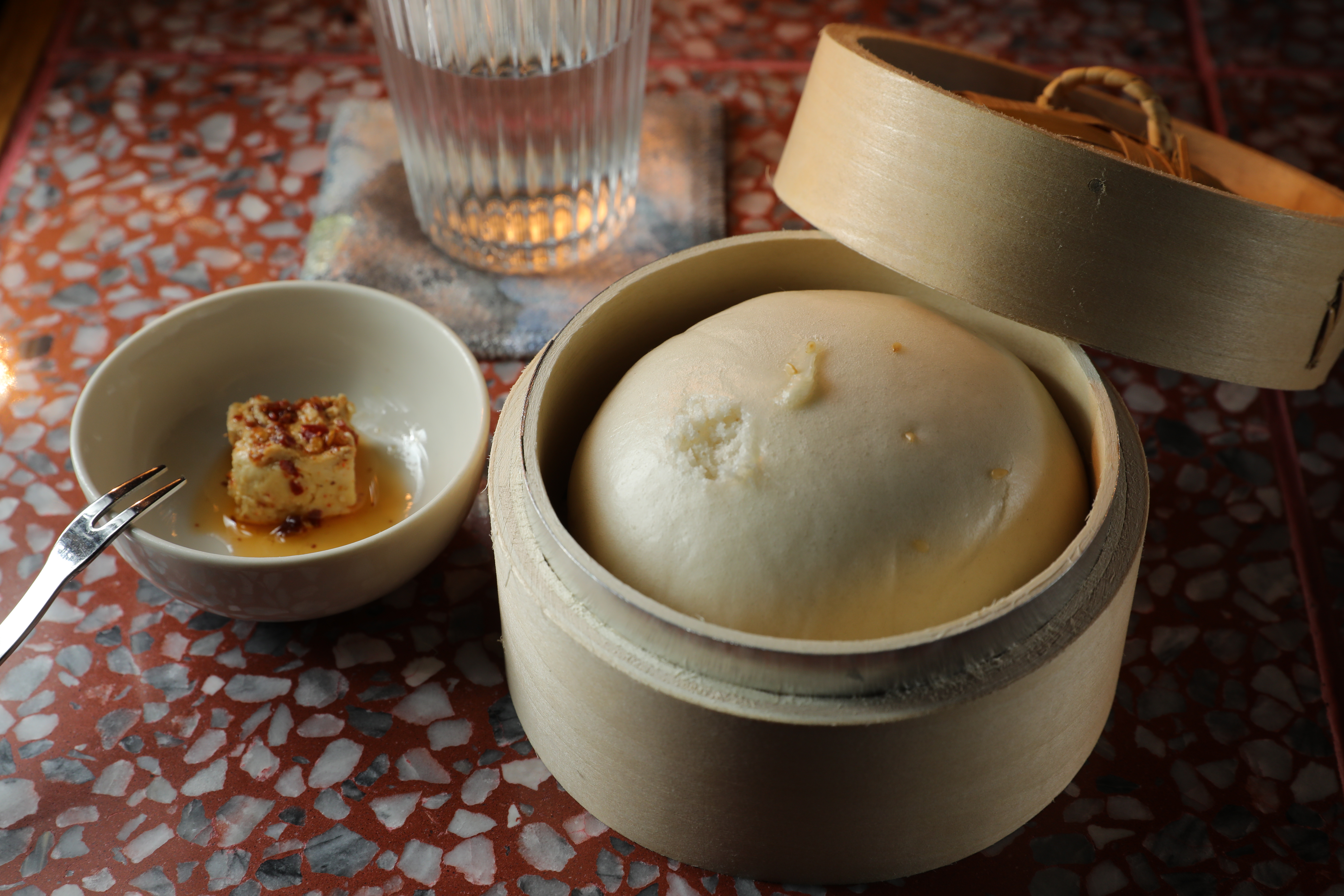 「老兵點心：饅頭與豆腐乳」選用黑將軍老麵饅頭蘸麻油口味的豆腐乳，不死鹹，富有嚼勁。（120元／份）
