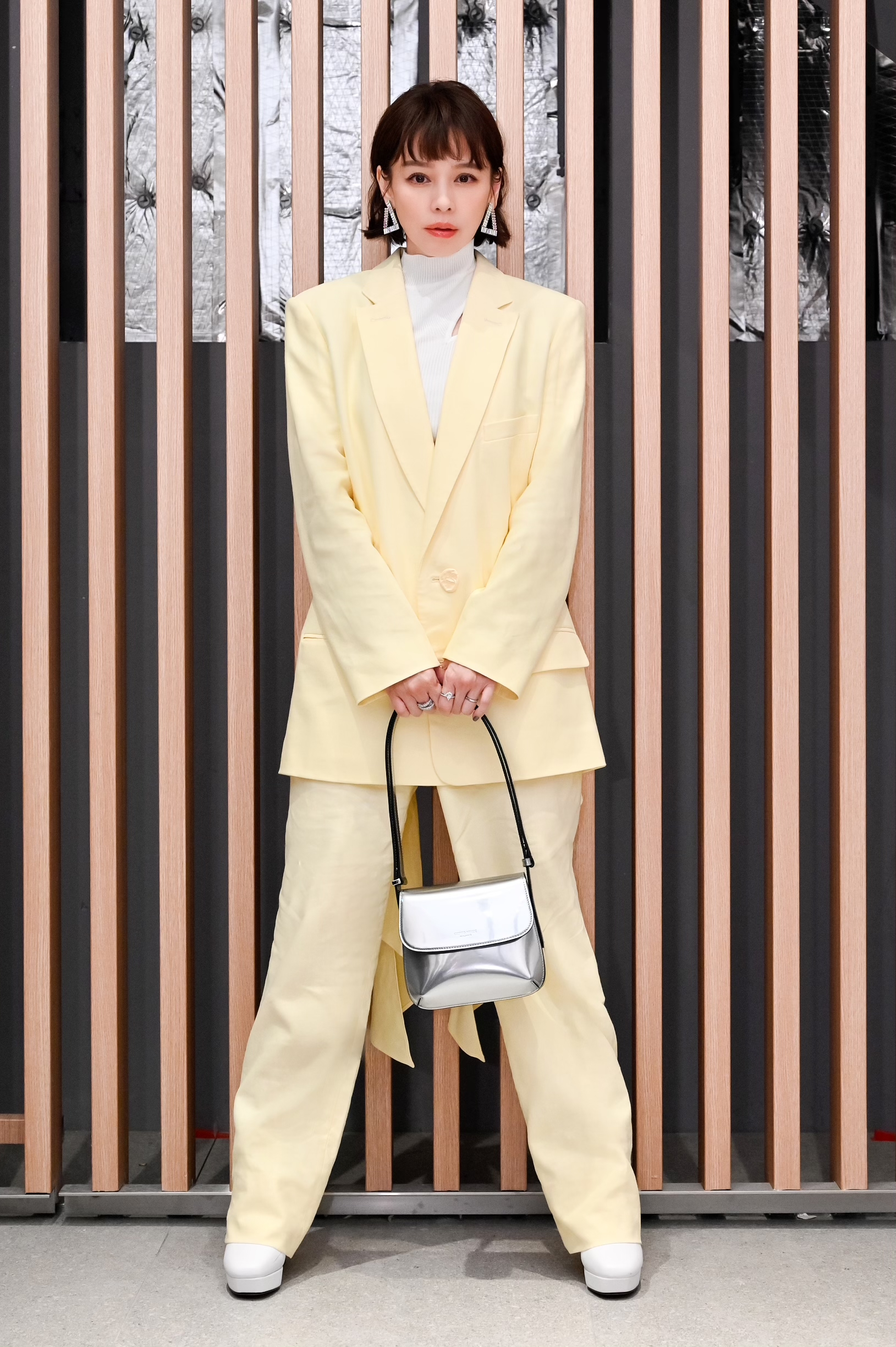 徐若瑄以鵝黃色的西裝表現知性美,她選擇銀色的La Prima包,展現充滿創意的古靈精怪感。La Prima極光銀手袋 SMALL/NT$ 69,800(Giorgio Armani提供)
