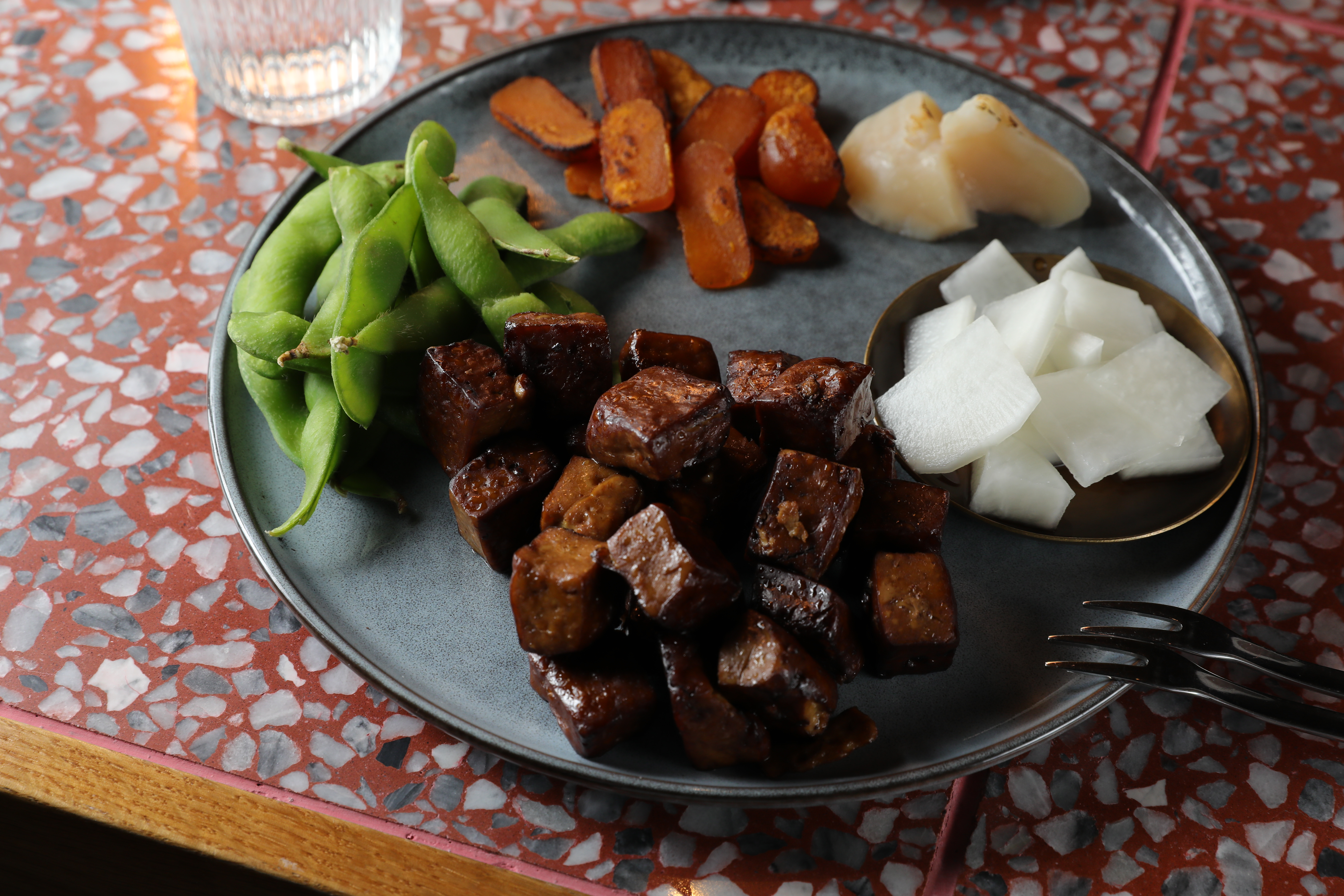 「中式下酒菜」的豆乾嚼勁足，加上自家醃漬蘿蔔、炙燒烏魚子、烤干貝，很涮嘴。（450元／份）