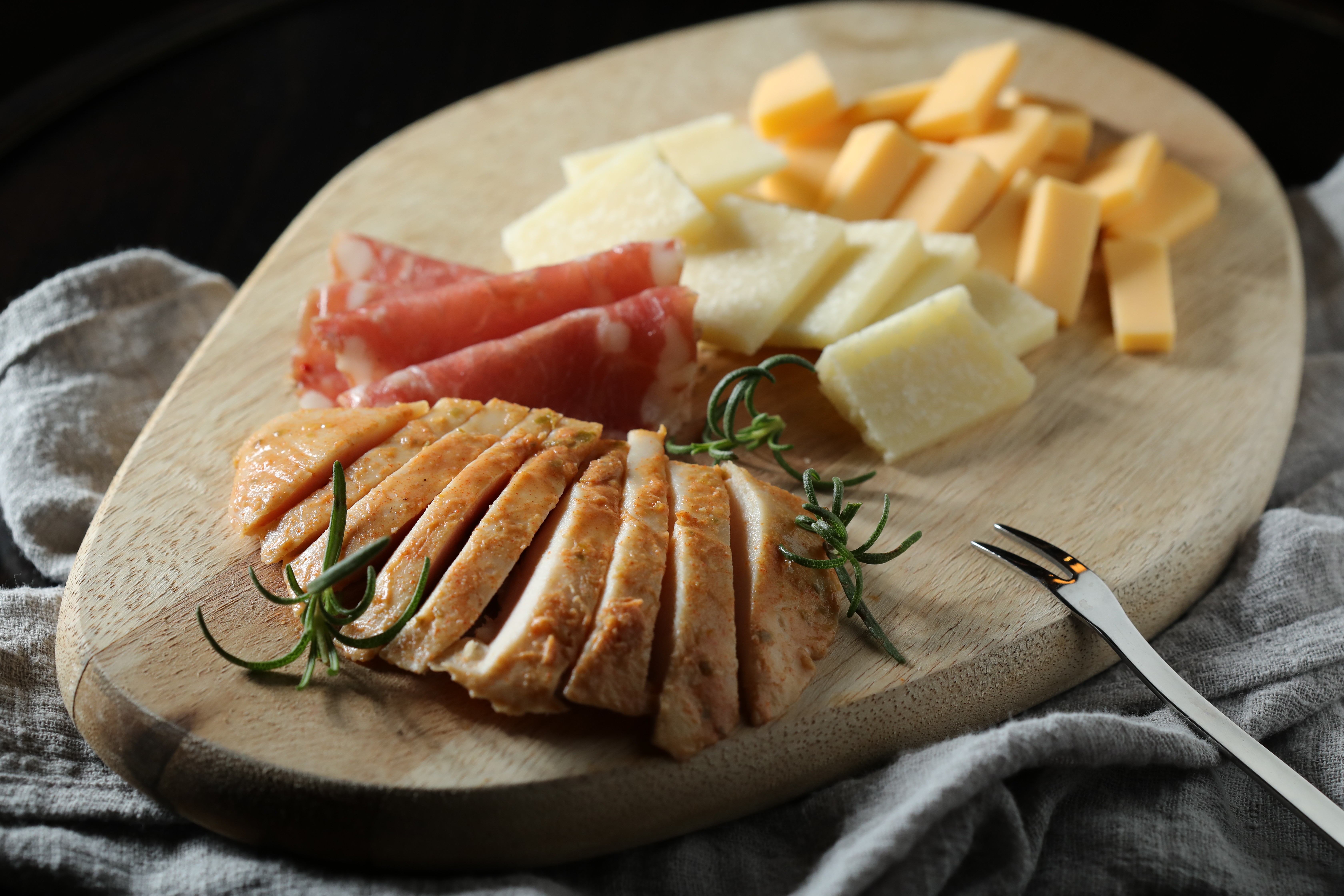「西式下酒菜」提供柚子味噌燻雞、風乾綠胡椒Salami、煙燻和熟成起司，融會奶香、甜鹹滋味。（420元／份）