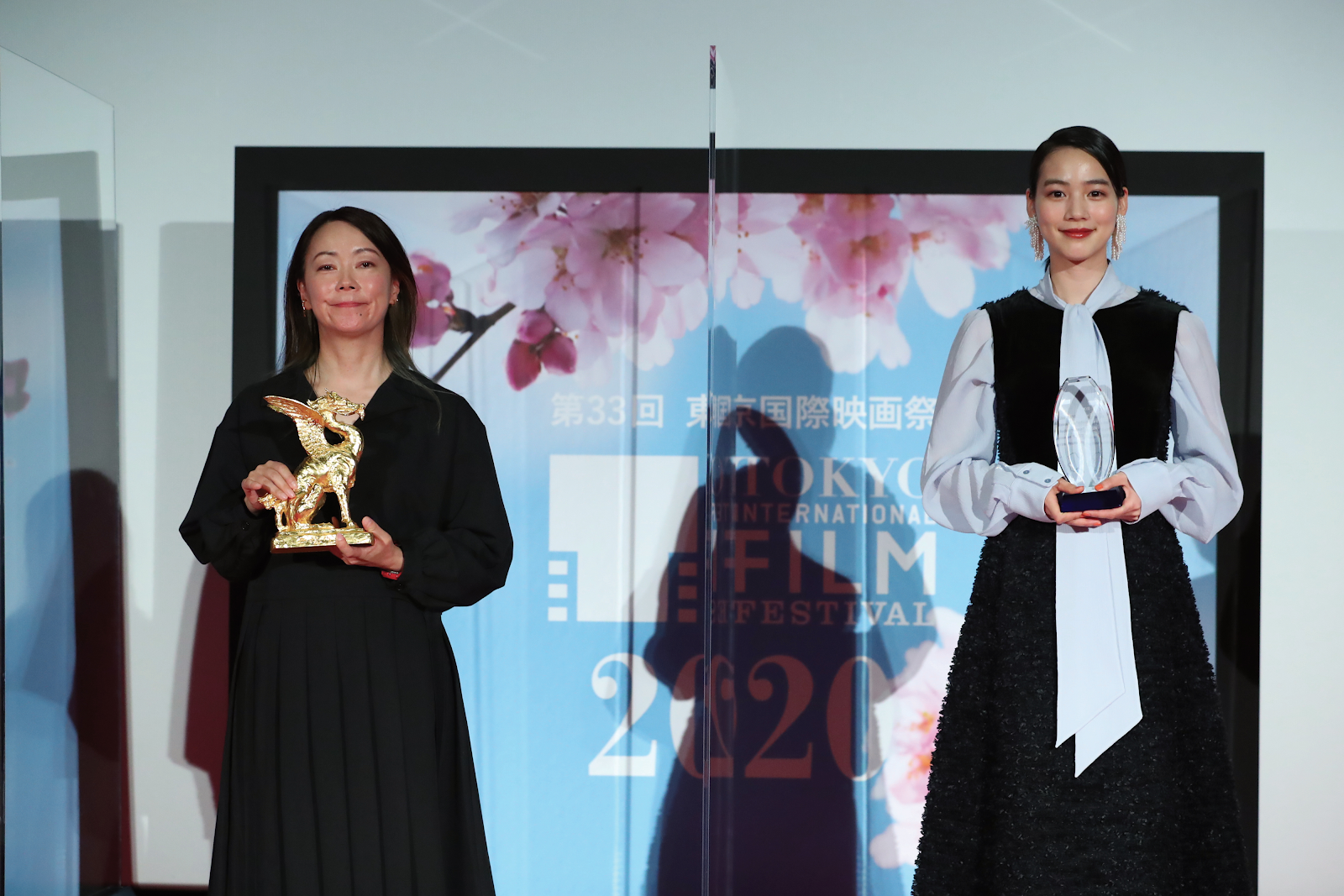 日本導演大九明子(左)今年因新片《Hold Me Back》拿下東京國際電影節觀眾票選獎,右為該片女主角NON(能年玲奈)。(翻攝自u4get.com)