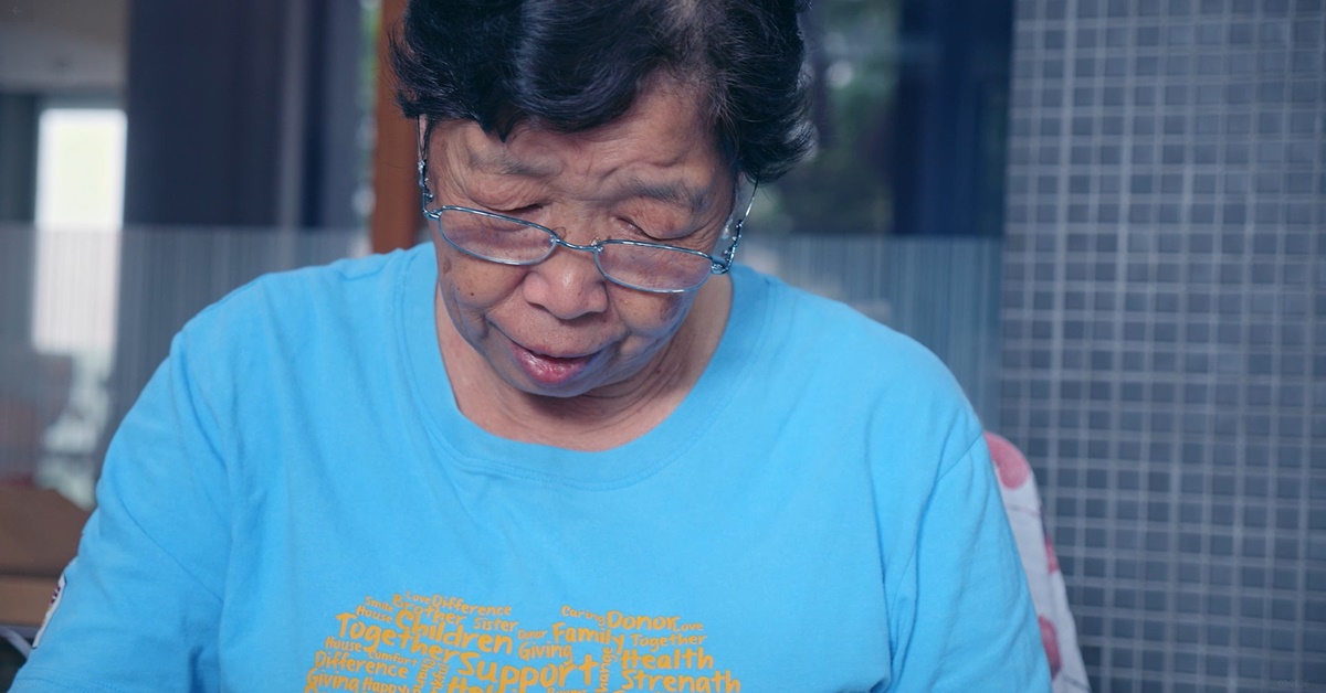 「麥當勞叔叔之家慈善基金會」發票組志工王姐，已在麥當勞叔叔之家服務長達十年之久（圖片/擷取自麥當勞叔叔之家志工影片）。