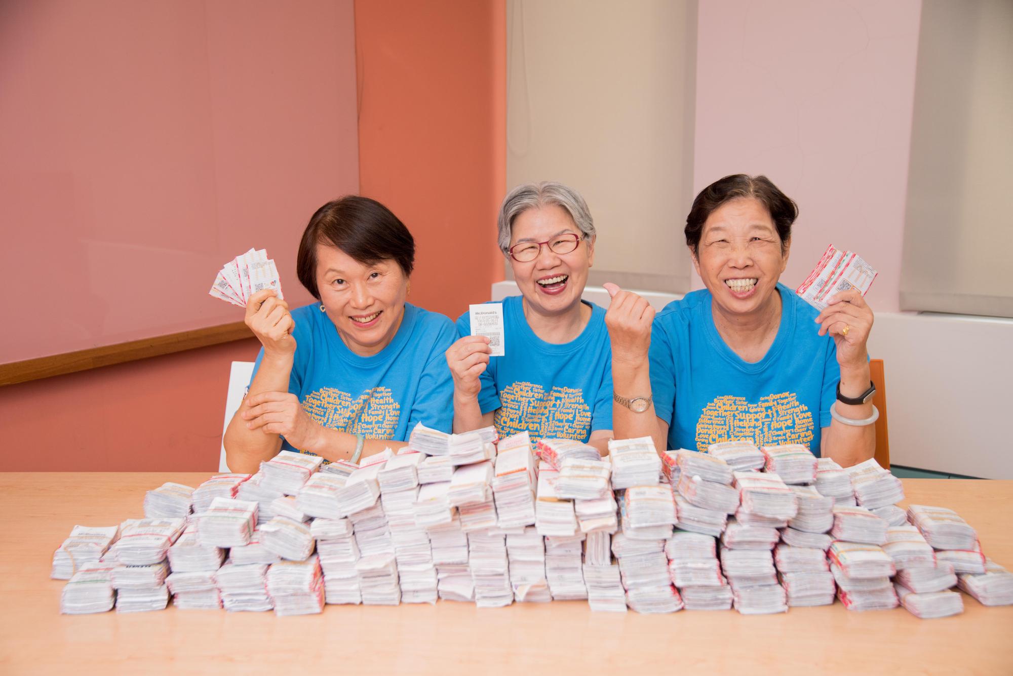 麥當勞叔叔之家發票組志工王姐(右一),已在麥當勞叔叔之家服務長達十年之久。