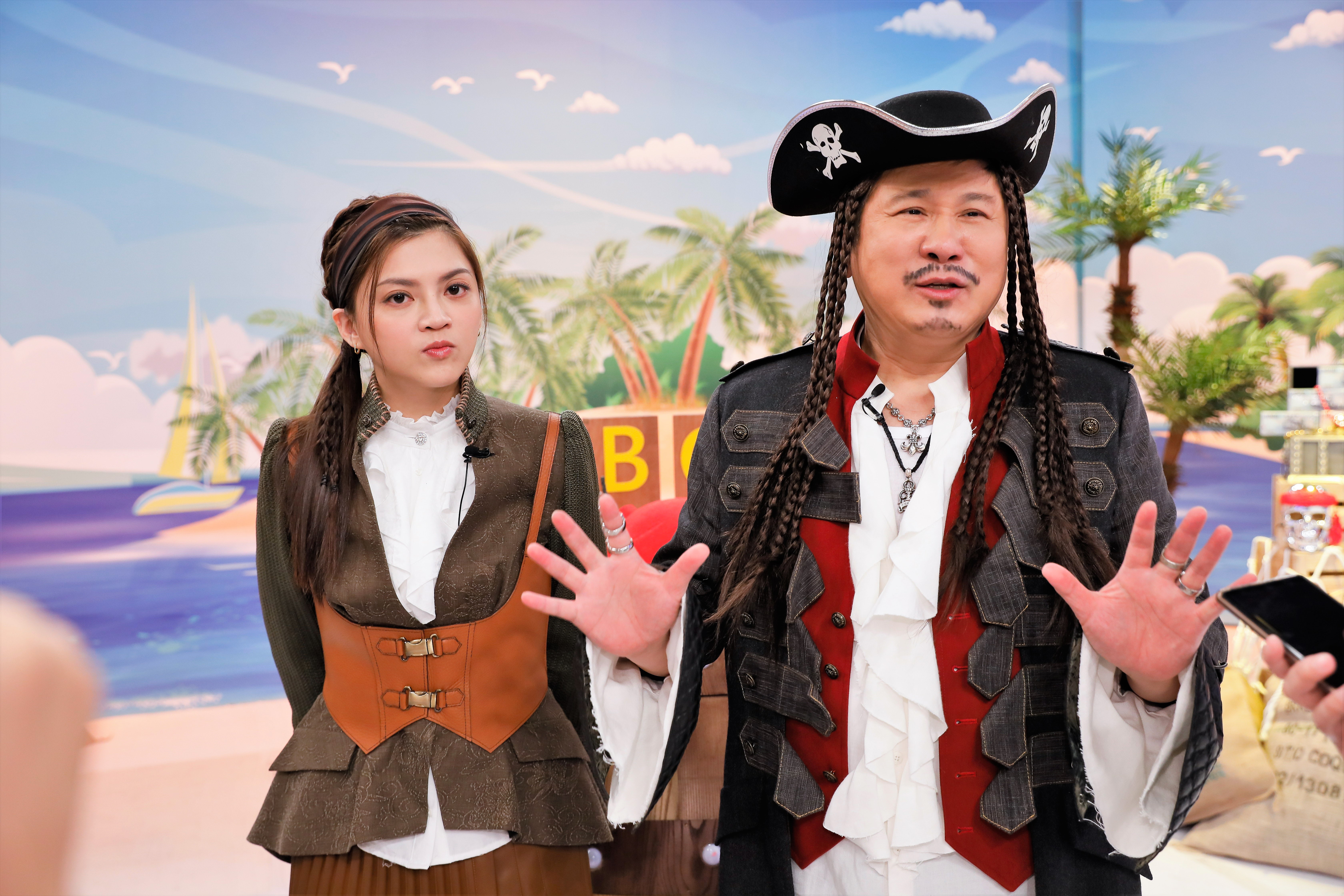 《歡樂智多星》全新改版,胡瓜與瑪莉亞(葉欣眉)以海盜造型現身。