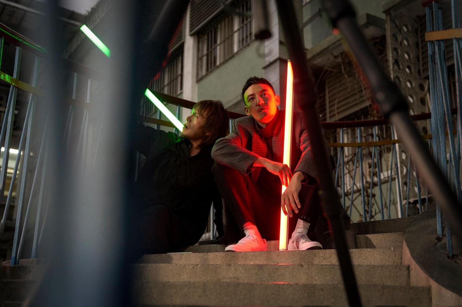 伍佰(左)與張震(右)時尚搭配,擦出特別火花。(台灣保時捷提供)