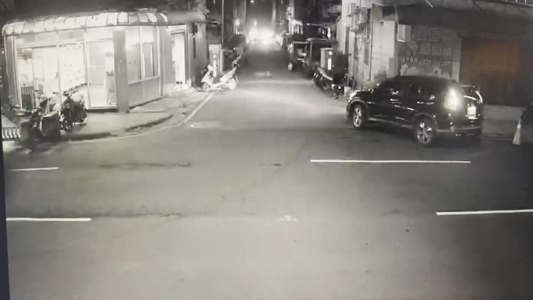 監視器拍下男子尾隨女大生的畫面。（翻攝畫面）
