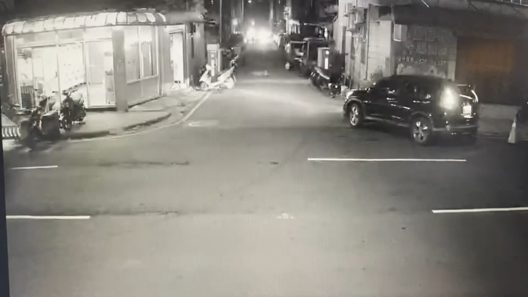 監視器拍下男子尾隨女大生的畫面。（翻攝畫面）