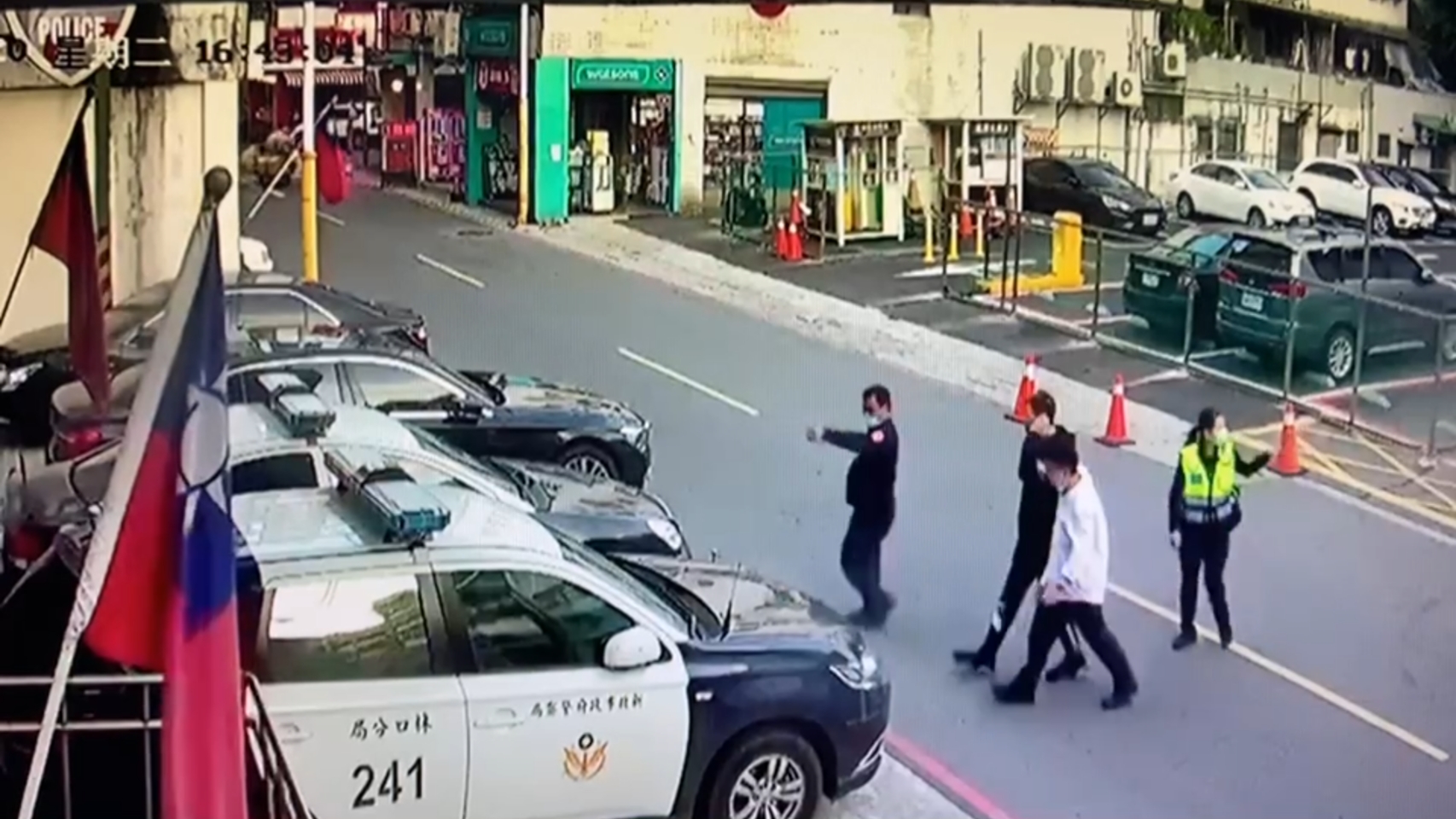警方逮捕黃男時,他身上穿著與犯案時相同的外套、長褲。(翻攝畫面)