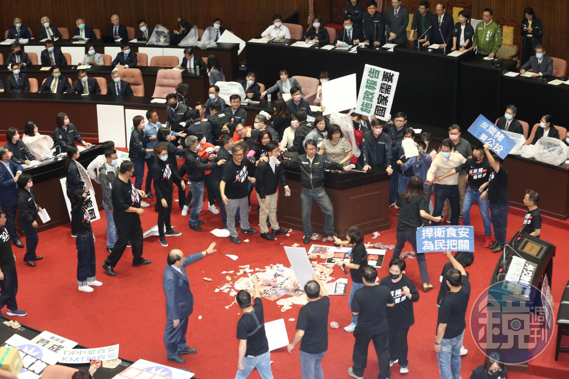 國民黨上週五在立法院內不斷朝向主席台丟豬內臟、亂鳴笛,導致現場一片混亂。(本刊資料照)