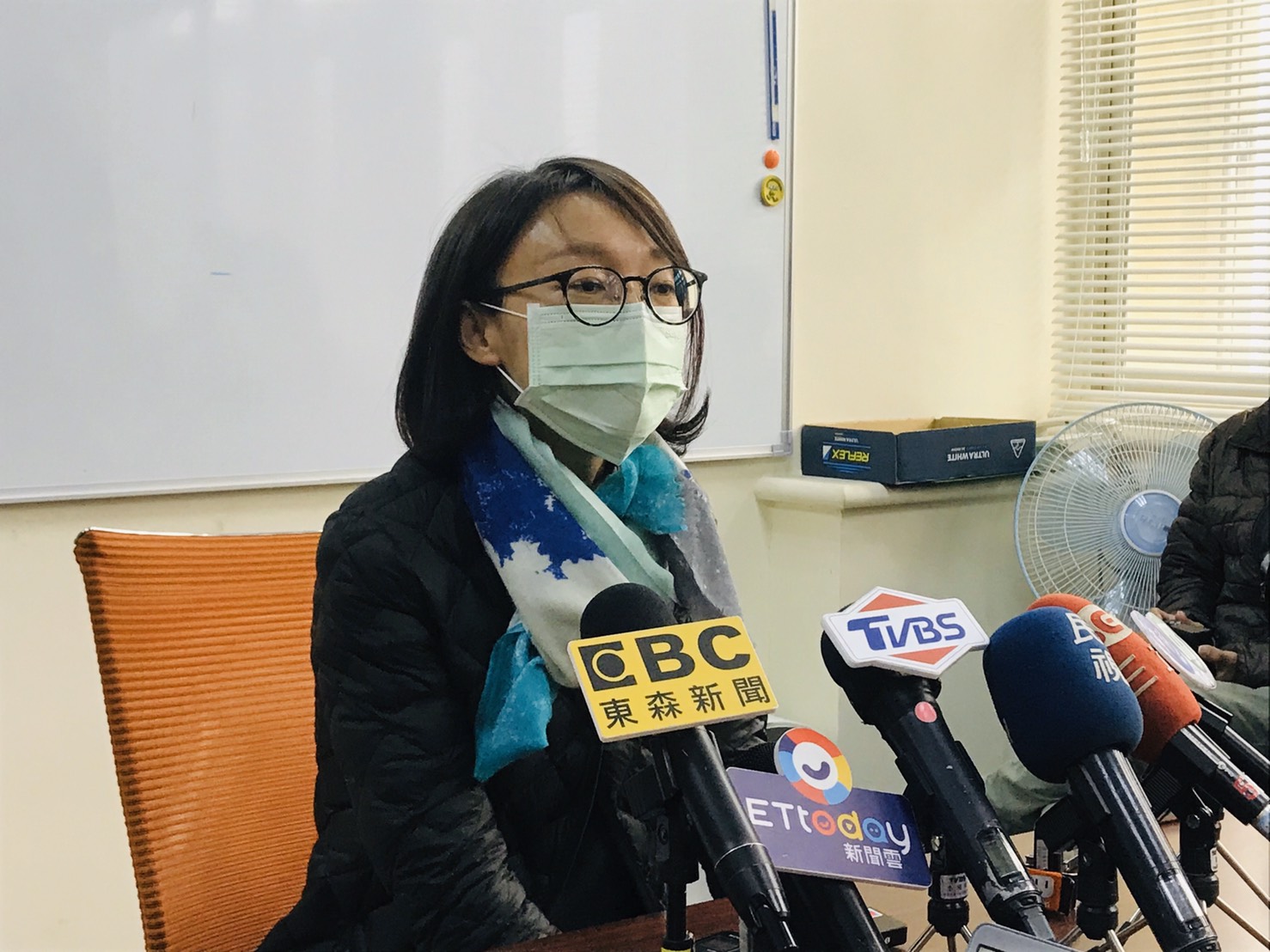 吳怡玎今開記者會表示自己不是股神。