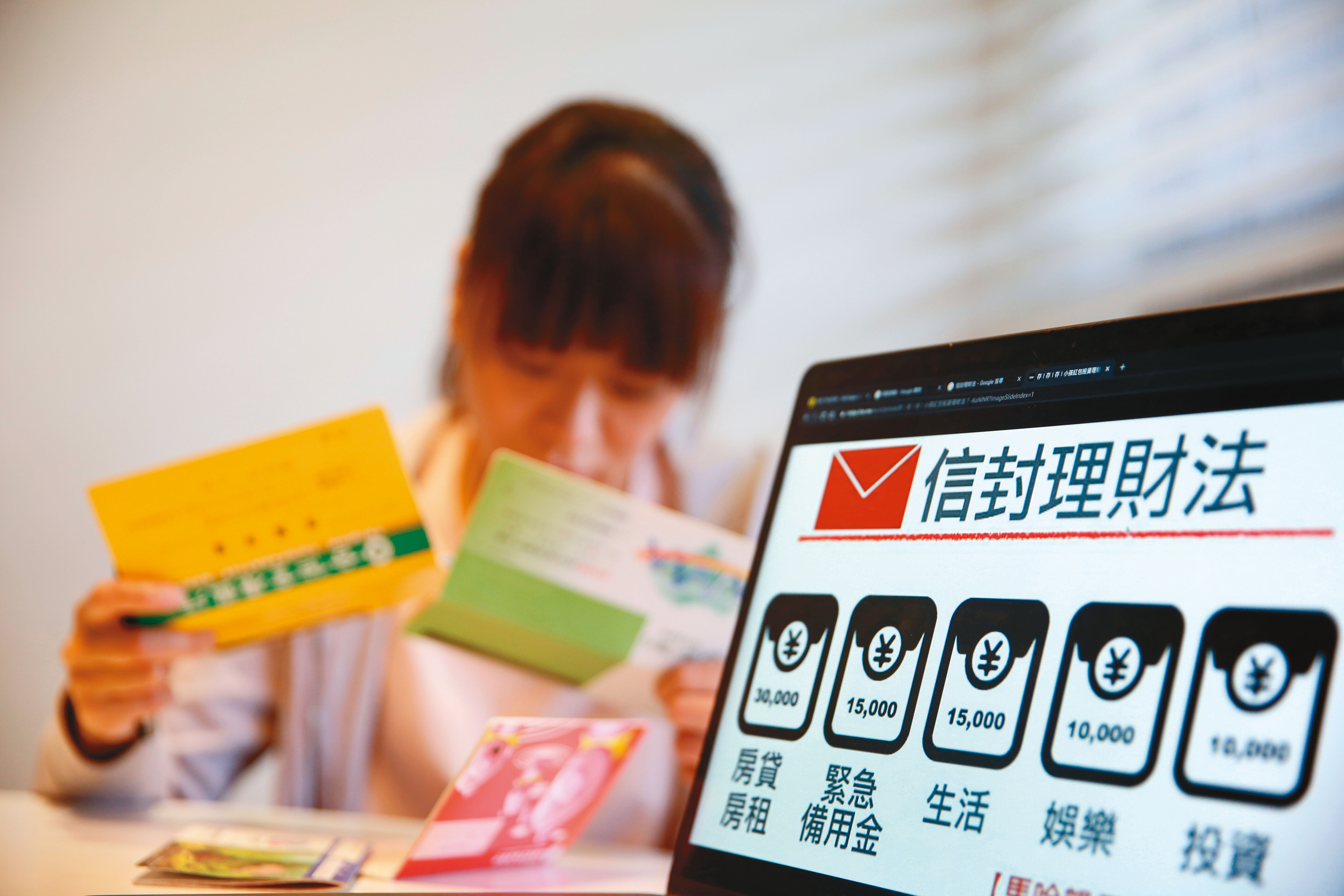 賴薇如將收入分門別類放進4個帳戶，計畫性消費，成功守住財富。