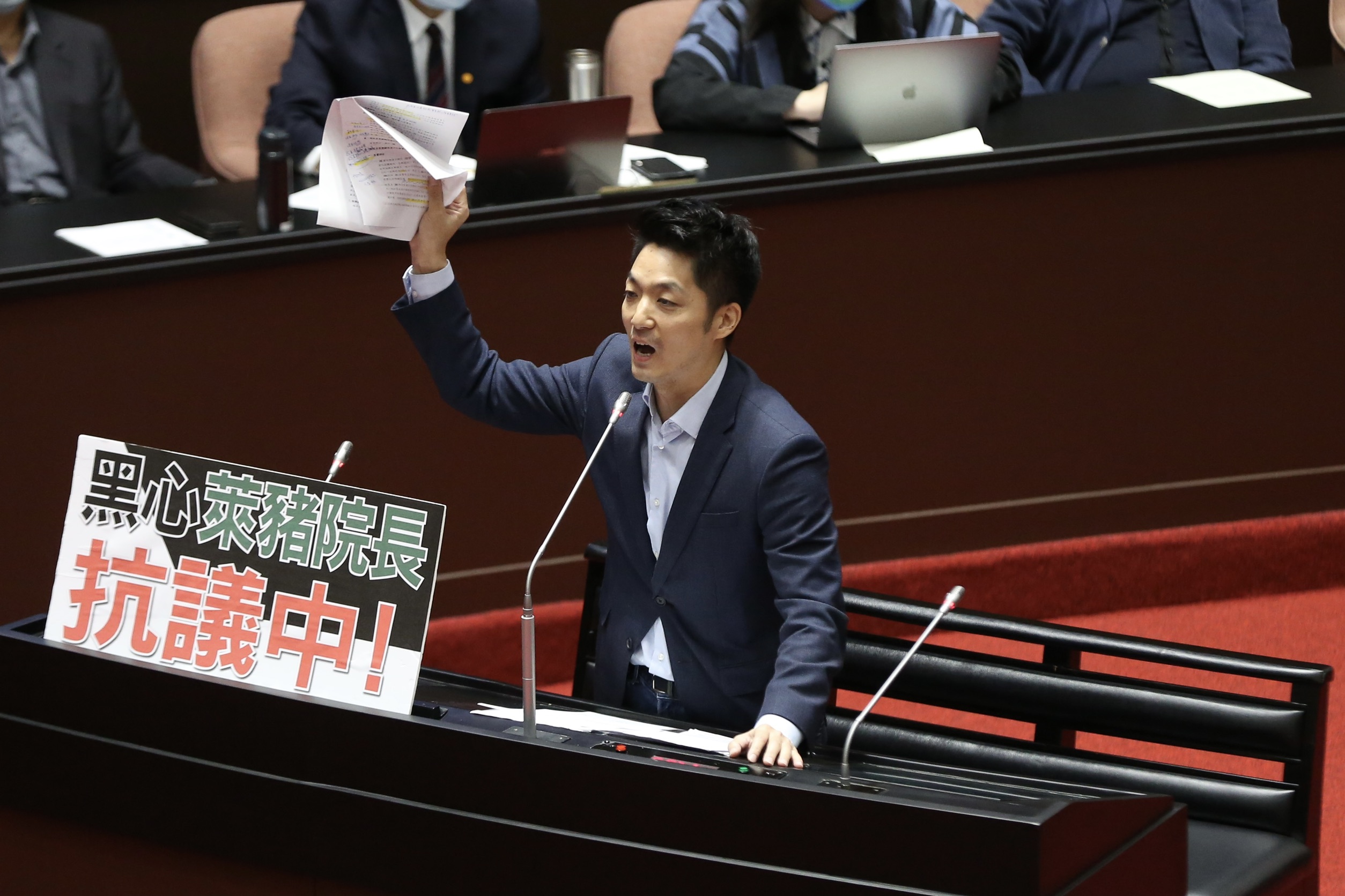 蔣萬安昨在立院質詢萊豬進口議題，提到有許多養豬農擔心開放後，國內養豬產業會受到衝擊。