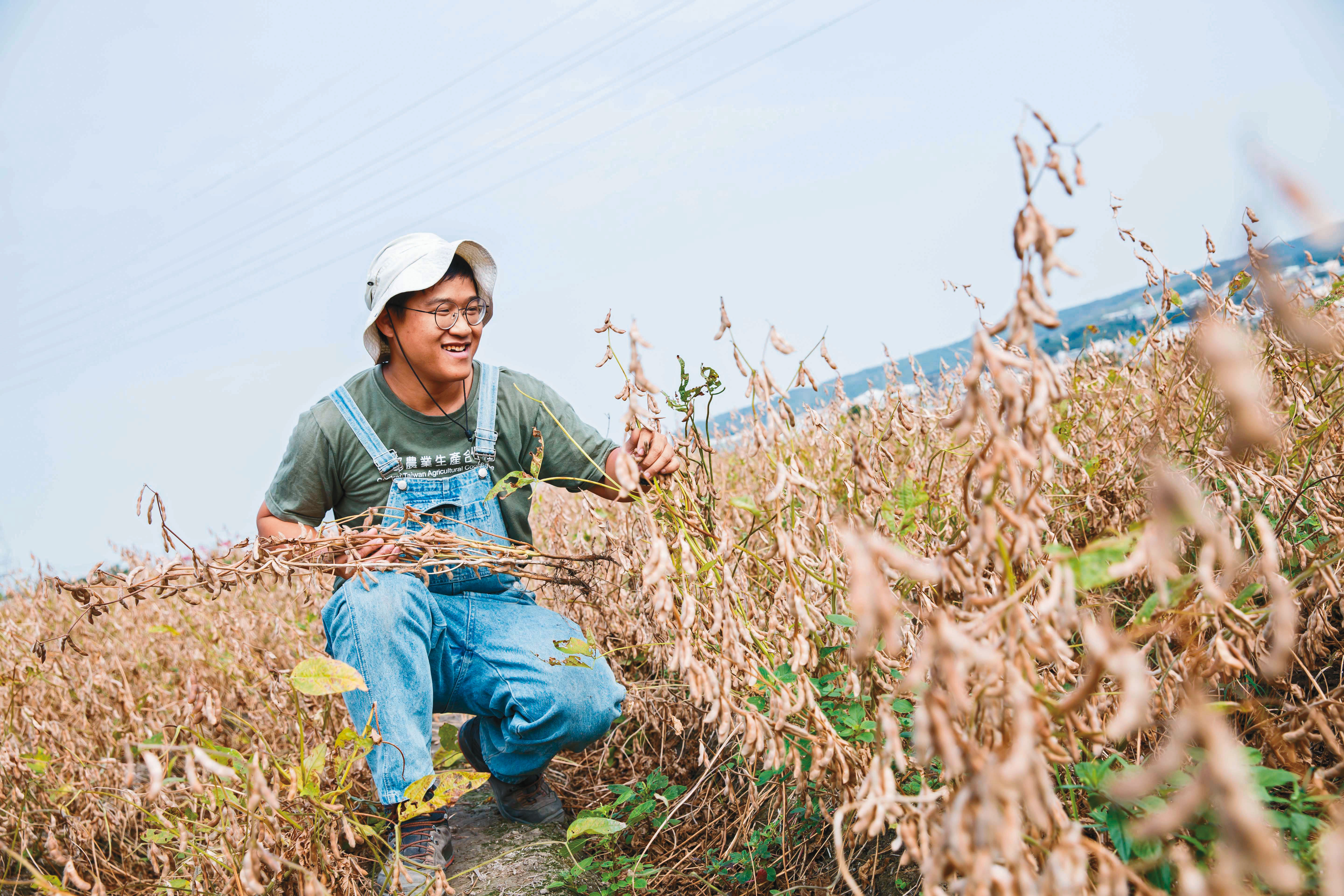35歲的馬聿安是少數投入第一線生產的農機博士，2015年創立「保障責任台中市中都農業合作社」，契作種植非基改黃豆，是台灣國產雜糧冠軍。