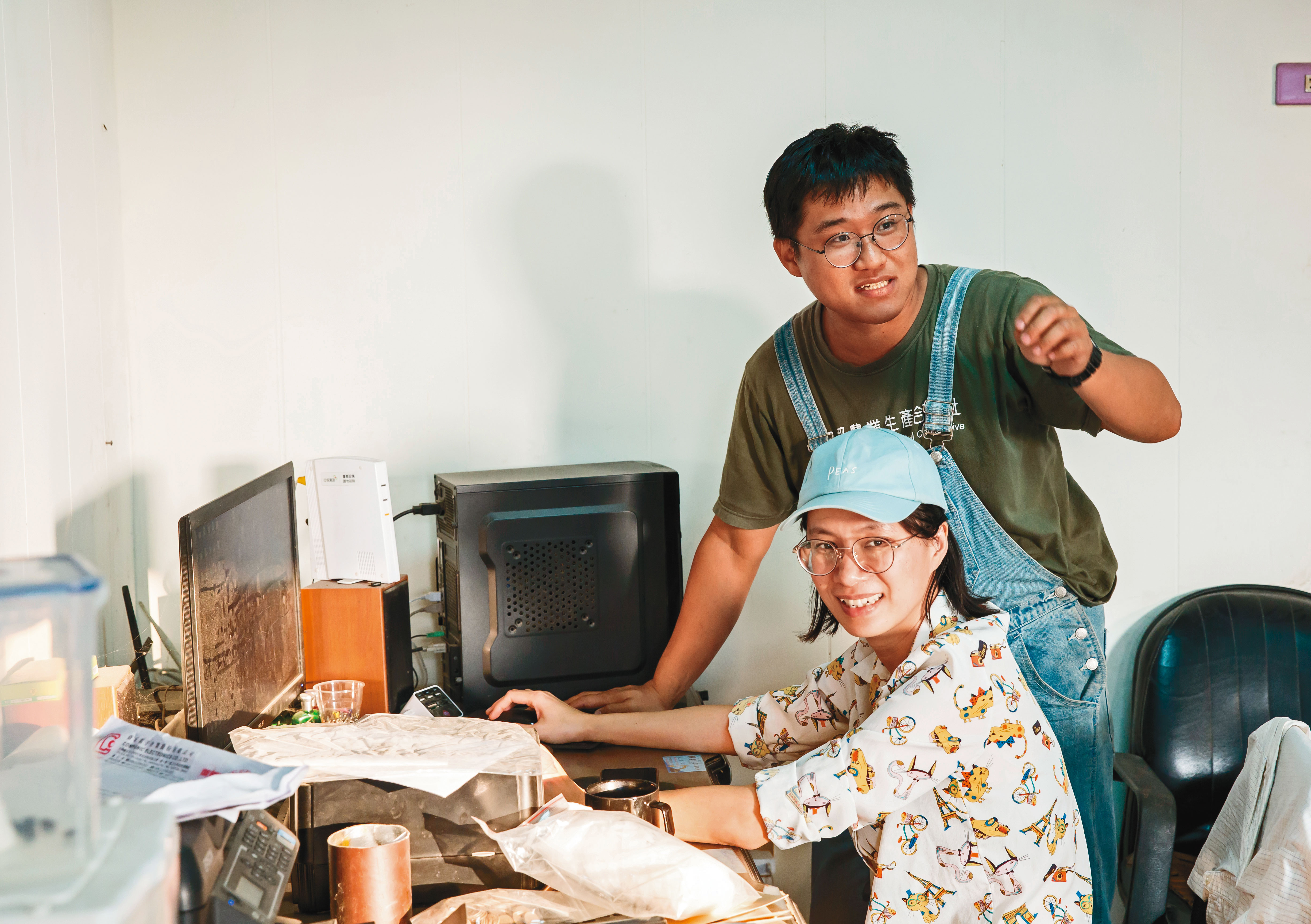馬聿安（後）曾於2012年發表「Farmer Wants a Wife」談農村人口結構。他今年11月結婚，新婚妻（前）因買麵粉與他結緣，他笑說8年後終於脫單。