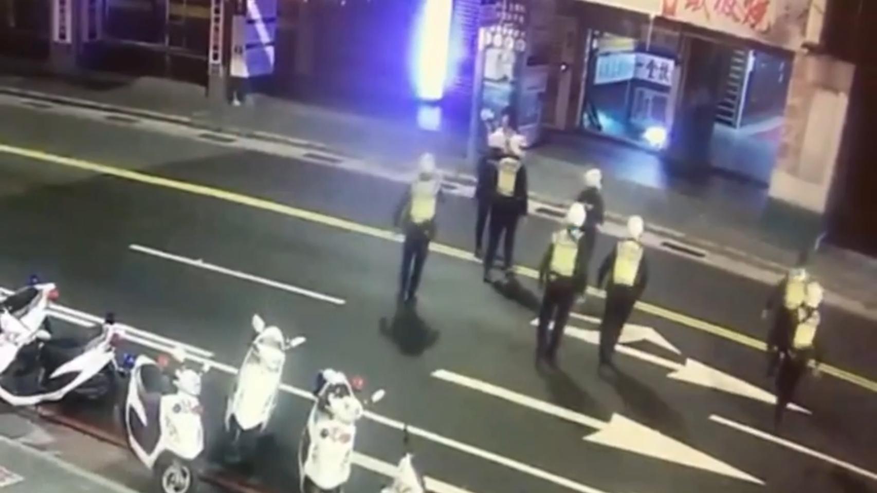 警方獲報派出快打員警到場處置。（翻攝畫面） 