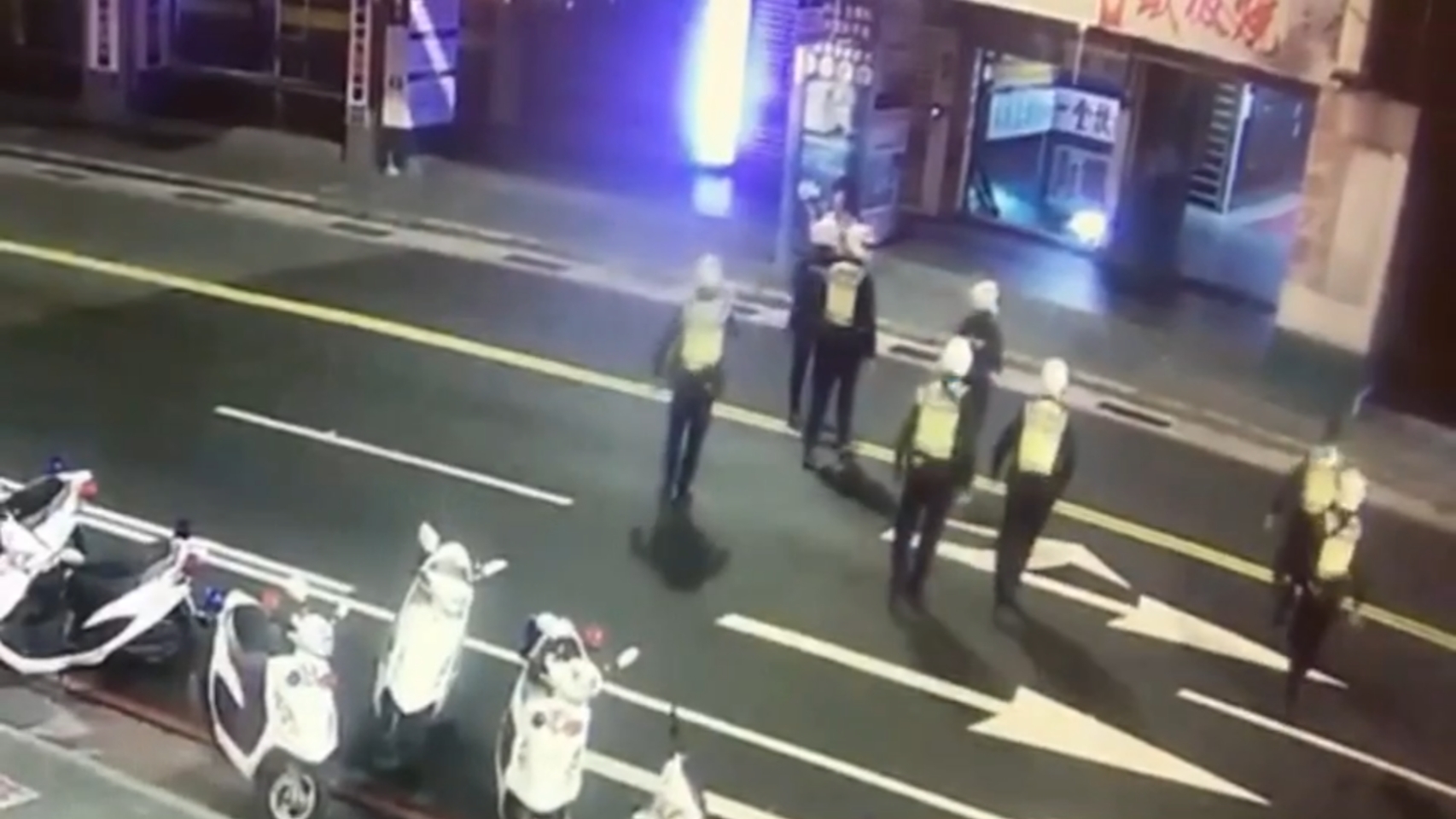 警方獲報派出快打員警到場處置。（翻攝畫面） 