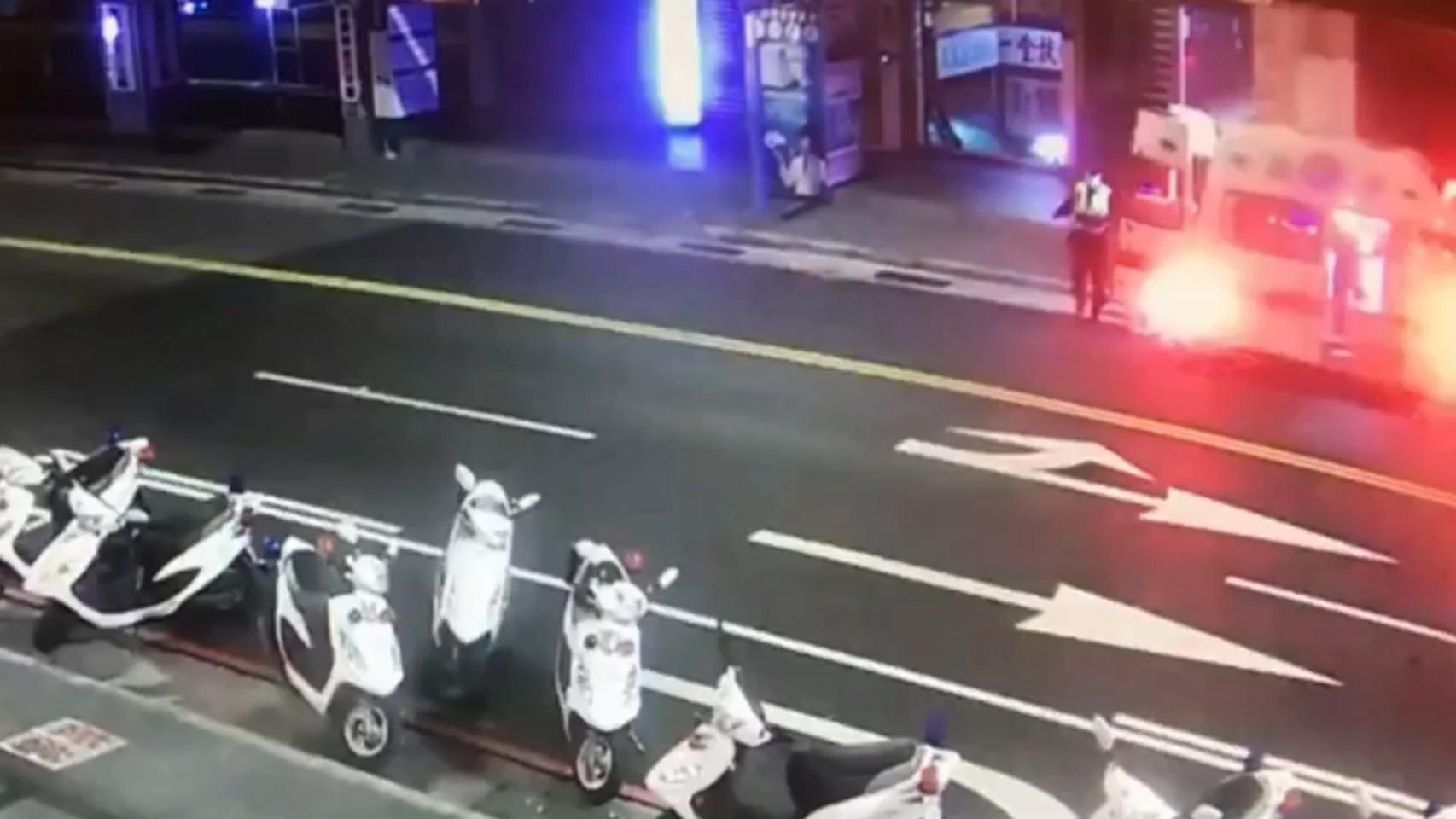 救護車到場將傷者送醫。（翻攝畫面）