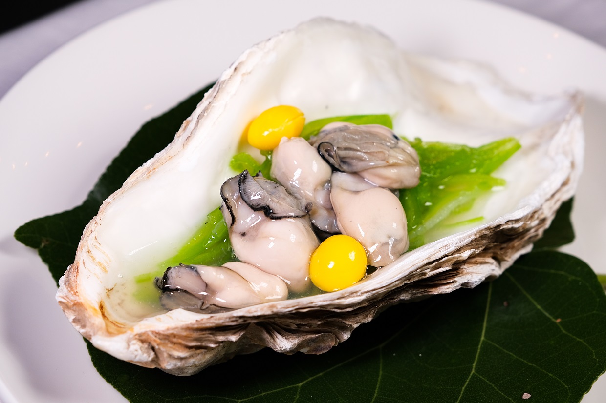 顆顆飽滿的「鮮蚵絲瓜」,新鮮好吃。(「鹽之有物」濕地餐桌菜色)