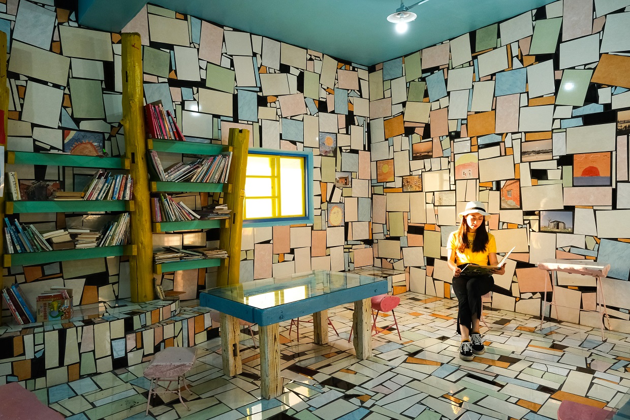 「成龍集會所」四面及地面為繽紛磁磚馬賽克，為遊客必拍的打卡景點。