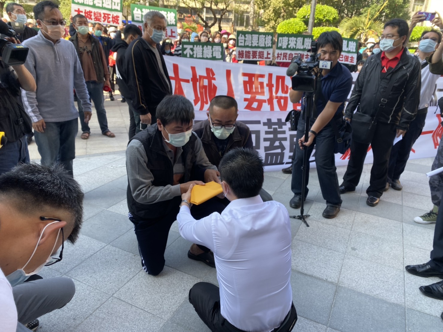 大城鄉經濟自救會上百名成員今聚集彰化縣政府門口遞交陳情書。（讀者提供）