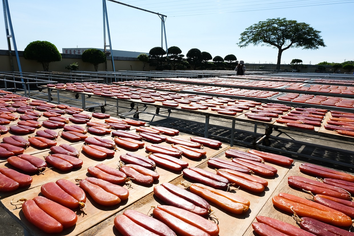 接近年底，在口湖鄉就能見到壯觀的日曬烏魚子奇景。