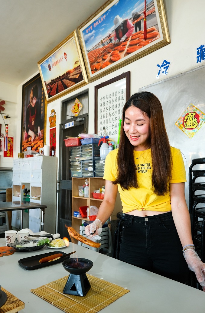 4位遊客即可體驗「烏魚火焰之舞DIY」。