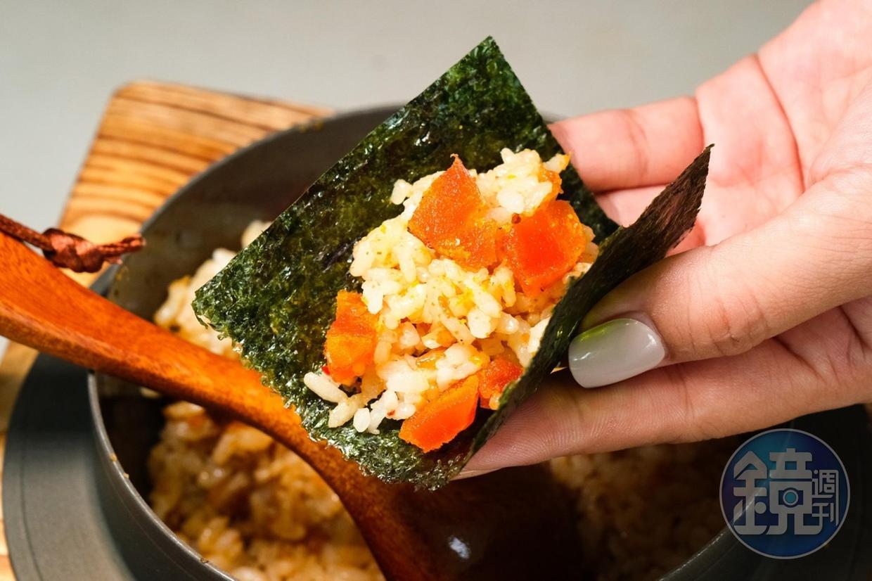 以海苔包裹大塊烏魚子的「烏魚子XO醬丼飯」，豪氣美味。