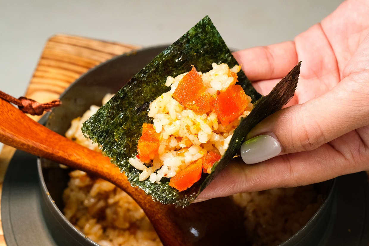 以海苔包裹大塊烏魚子的「烏魚子XO醬丼飯」，豪氣美味。