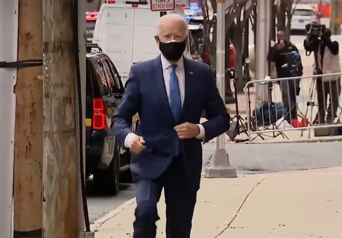 拜登現身威爾明頓市，這是他右腳受傷後首次公開露面。（翻攝推特）