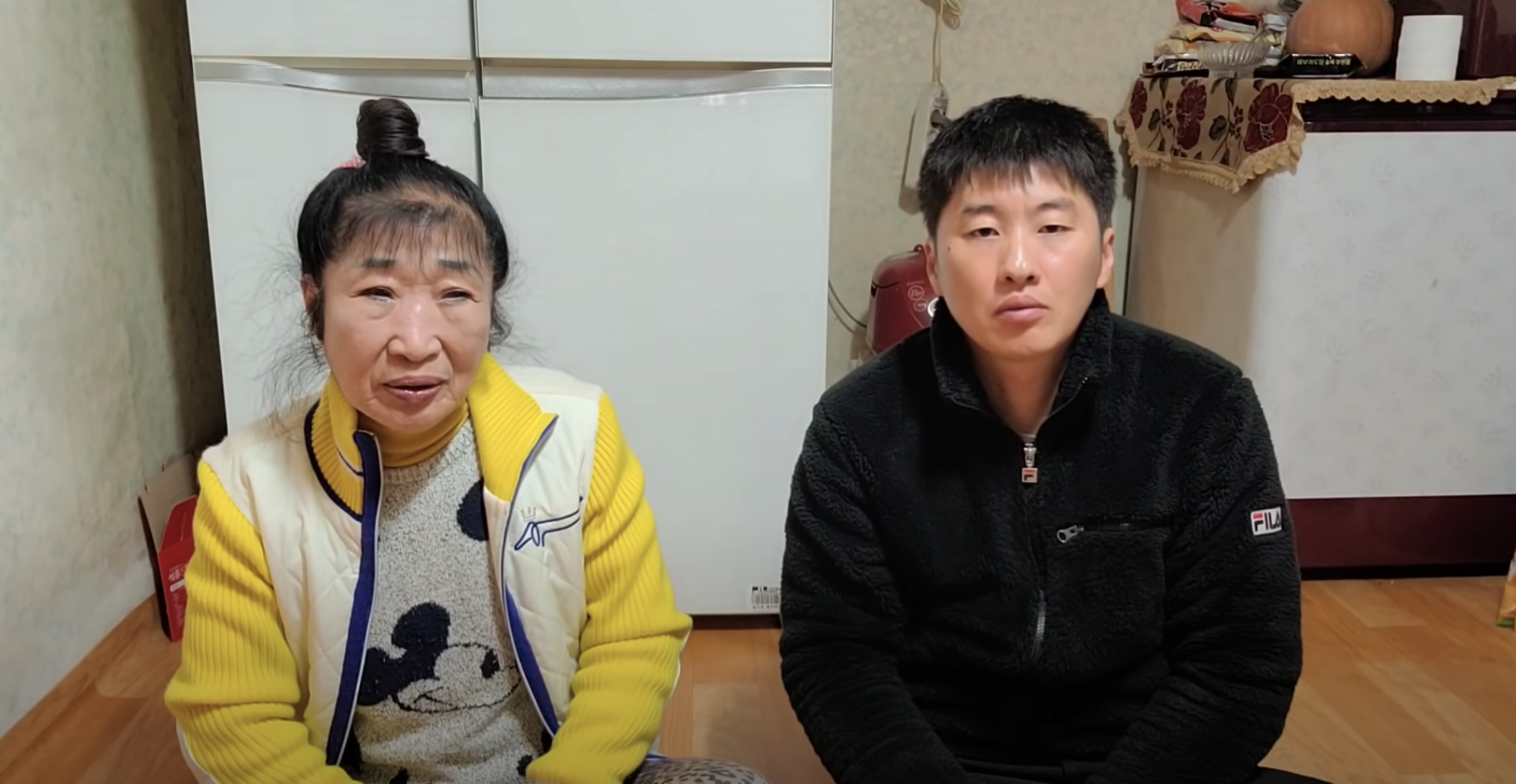 波仔（右）表示妻子（左）其實已經73歲。（翻攝自YouTube＠다정한부부）