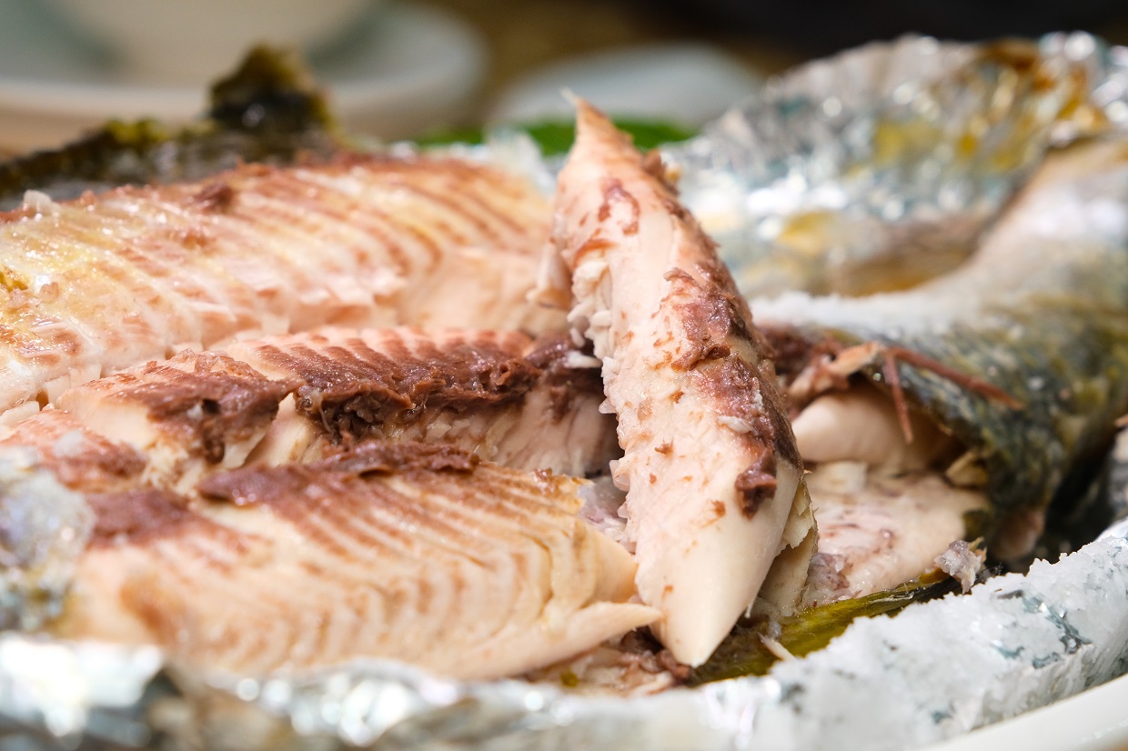 剝開虱目魚皮後，魚肉鮮嫩美味。（3,000元合菜菜色）