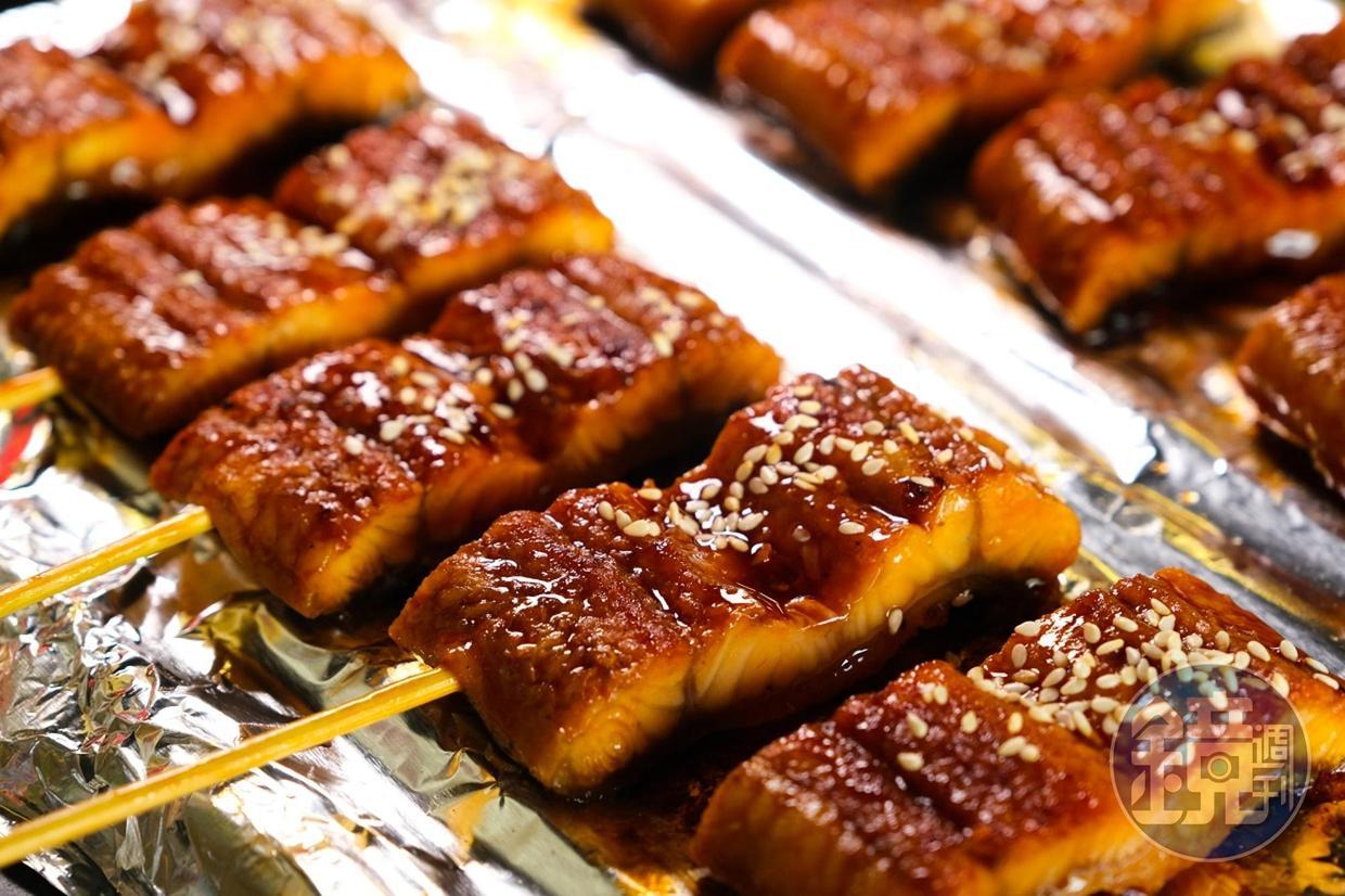 第一鰻波工坊販售的「冷凍鰻魚串」,方便遊客帶回家料理。(450元/包)