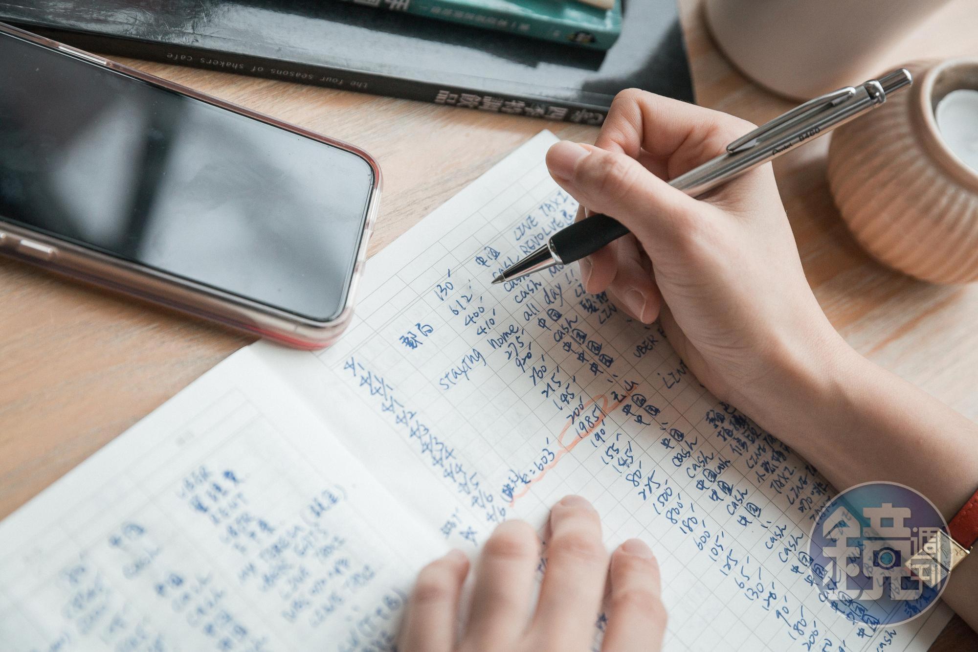 記帳超過10年的賴薇如,堅持手寫記帳,嚴謹把關每筆支出。