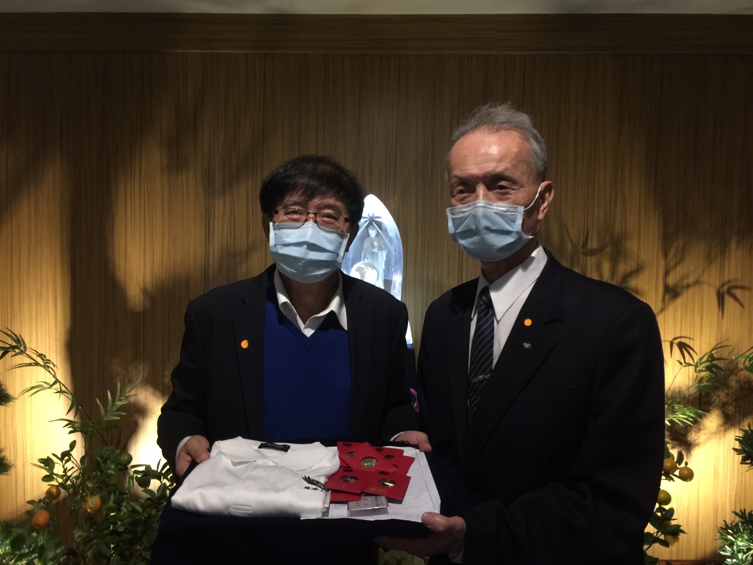 中央健保署署長李伯璋（左），12月2日正式填表加入慈濟人醫會。（慈濟提供）