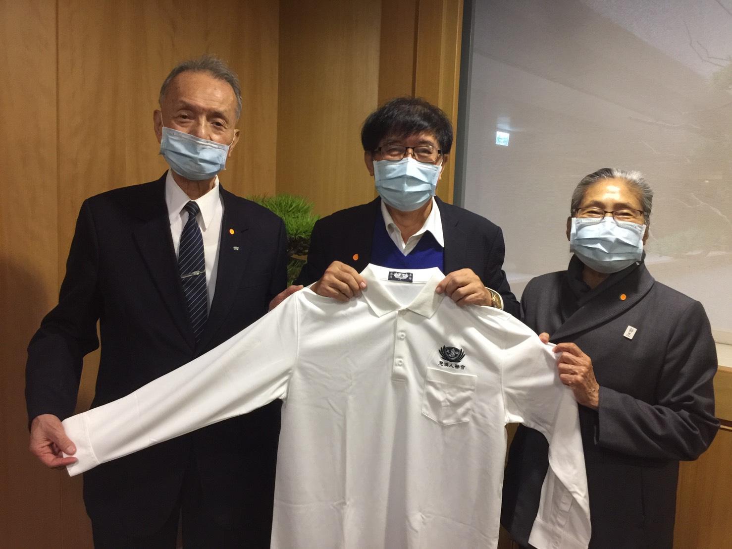 李伯璋署長（中）將利用公餘之時，為偏遠貧困地區病患義診「守護偏鄉、守護愛」，志願付出醫療專業與關懷的人醫會團隊。（慈濟提供）